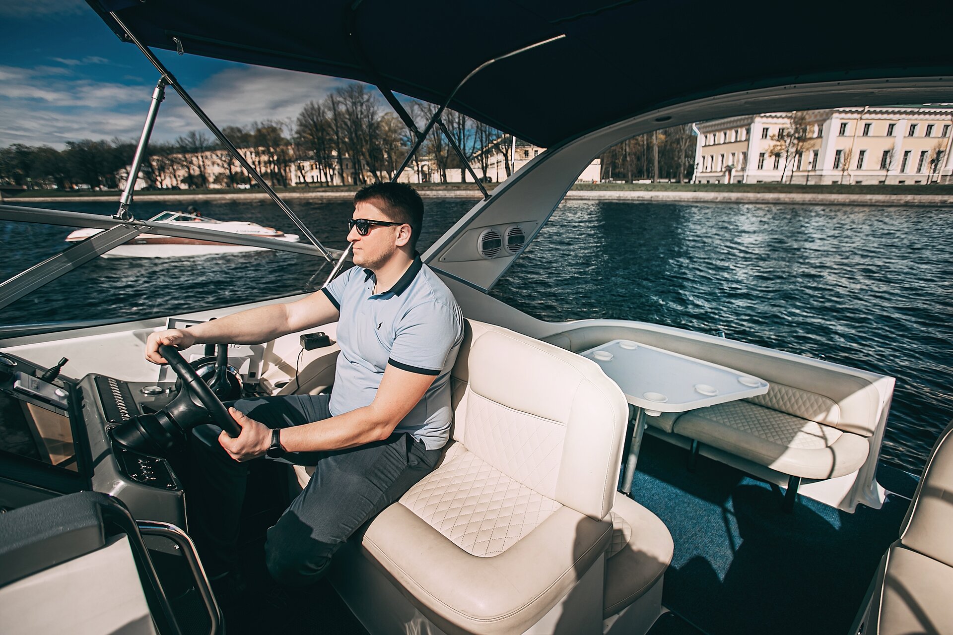 Катер Елена (Bayliner 305) — экстерьер у набережной Санкт-Петербурга