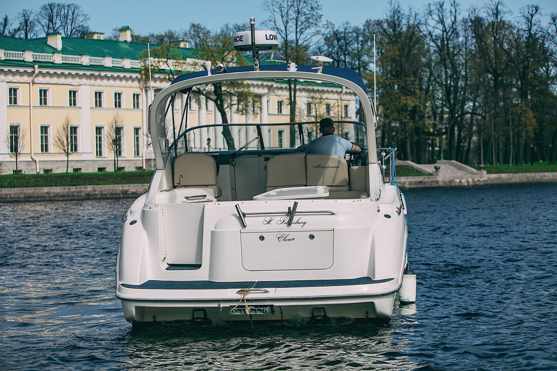 Катер Елена (Bayliner 305) — экстерьер у набережной Санкт-Петербурга