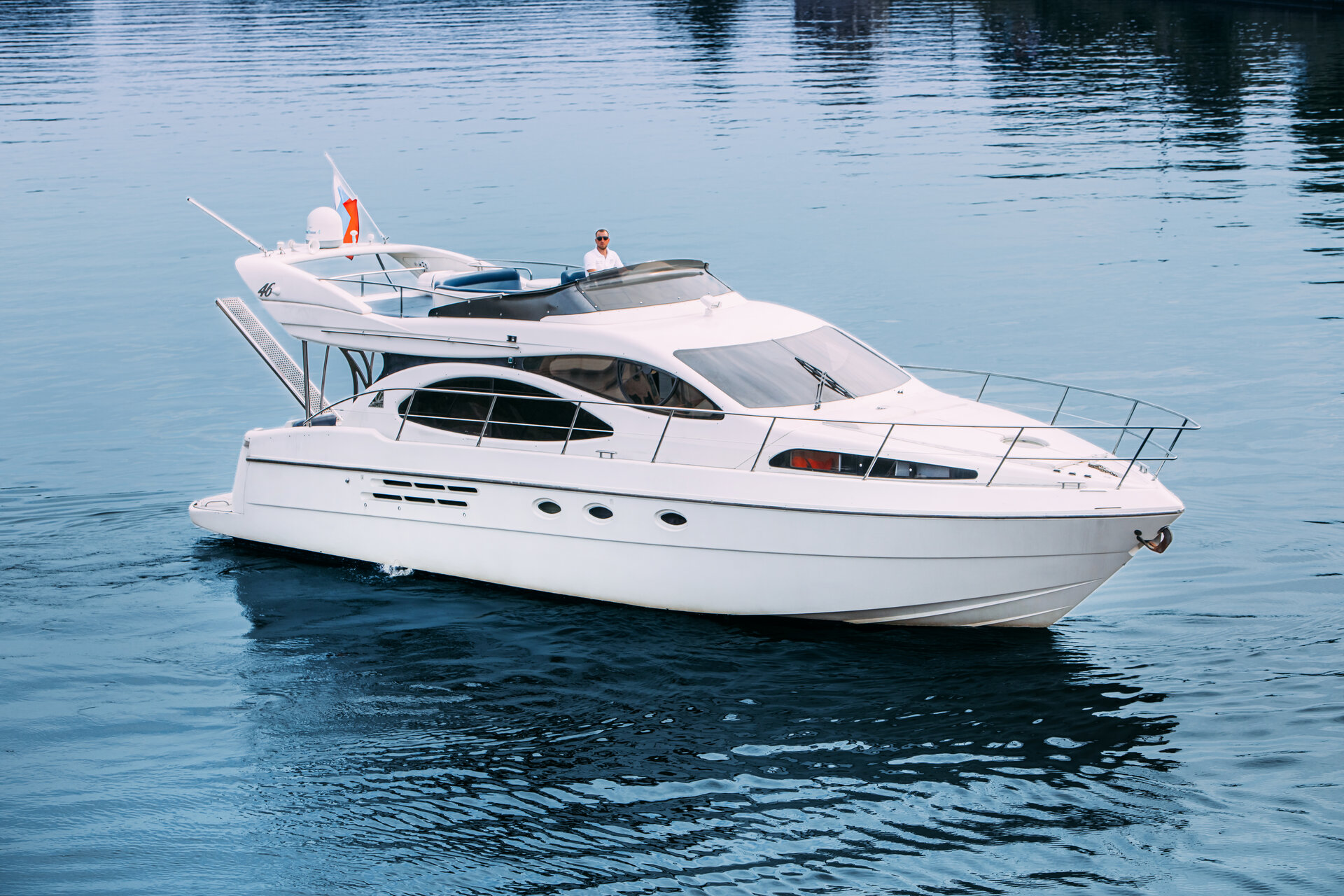 Аренда яхты Azimut 46 (итальянский стиль) в СПб