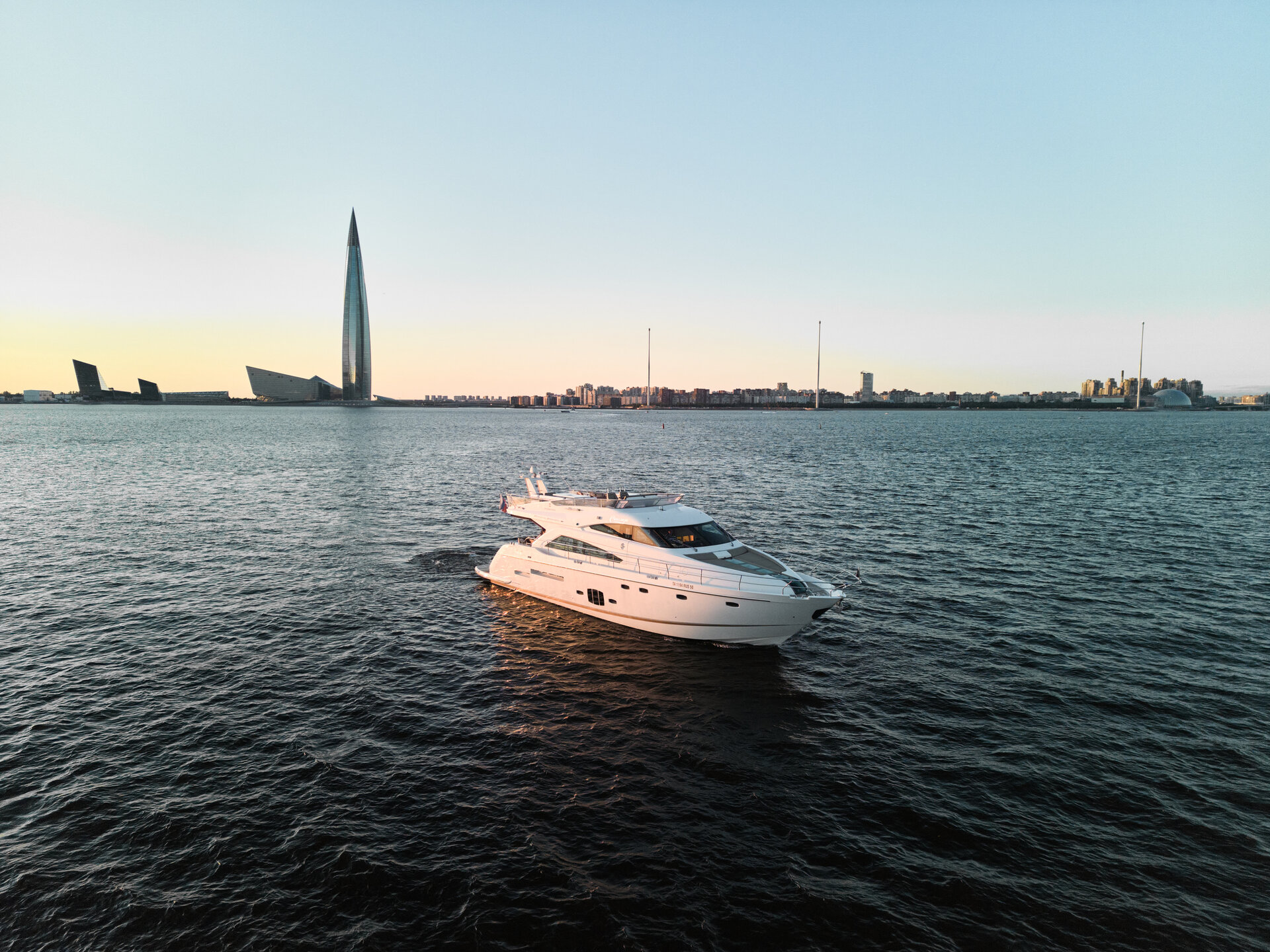 Аренда яхты Fairline 65 «Санглара» (Luxury Flight) в СПб
