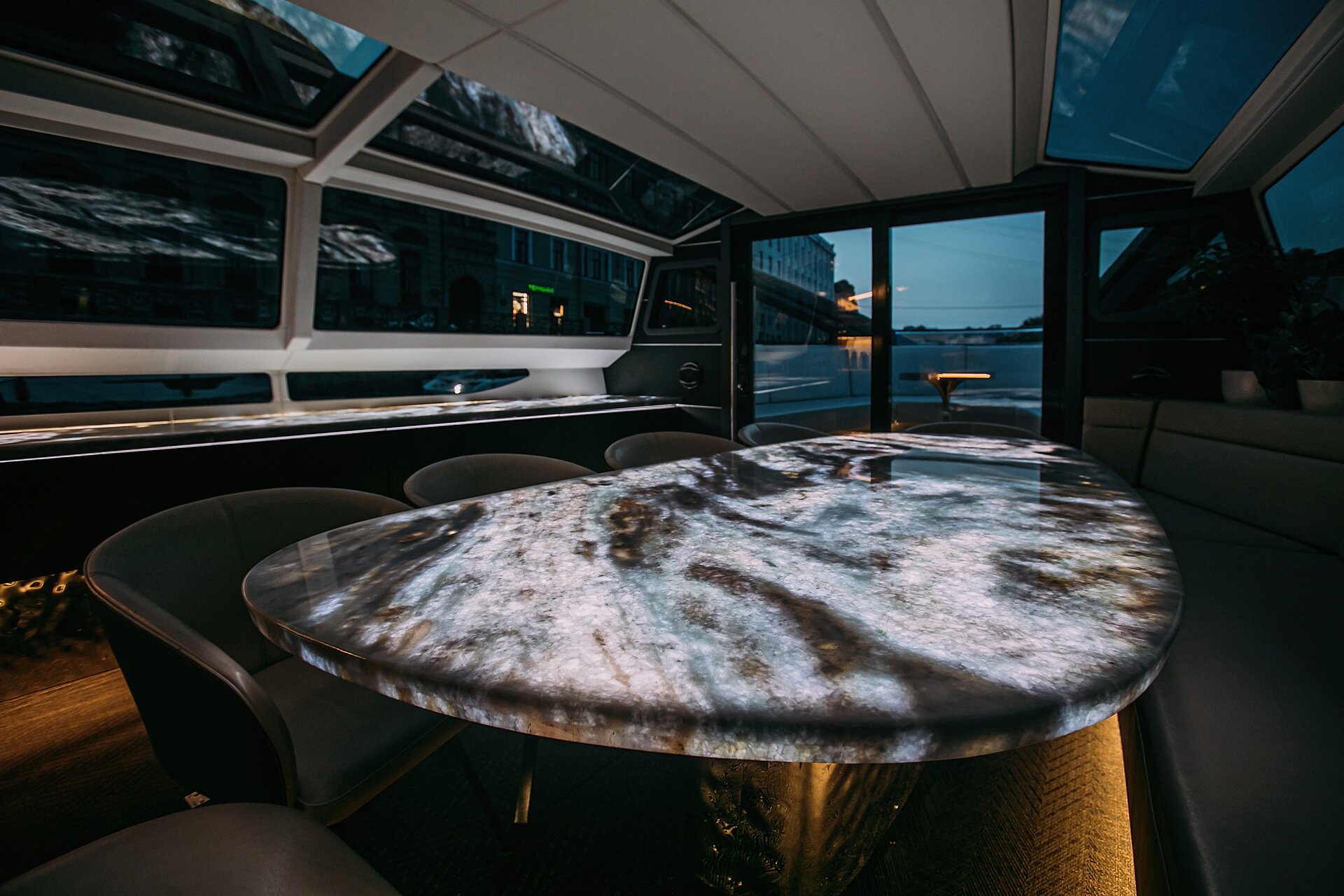 Аренда яхты Monaco (дизайнерская Urban Yacht в центре) в СПб