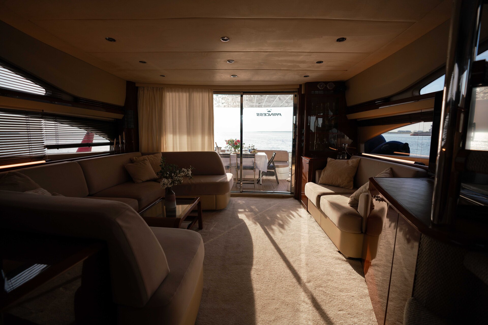 Аренда яхты Princess 68 «Alina» (16 мест) в СПб