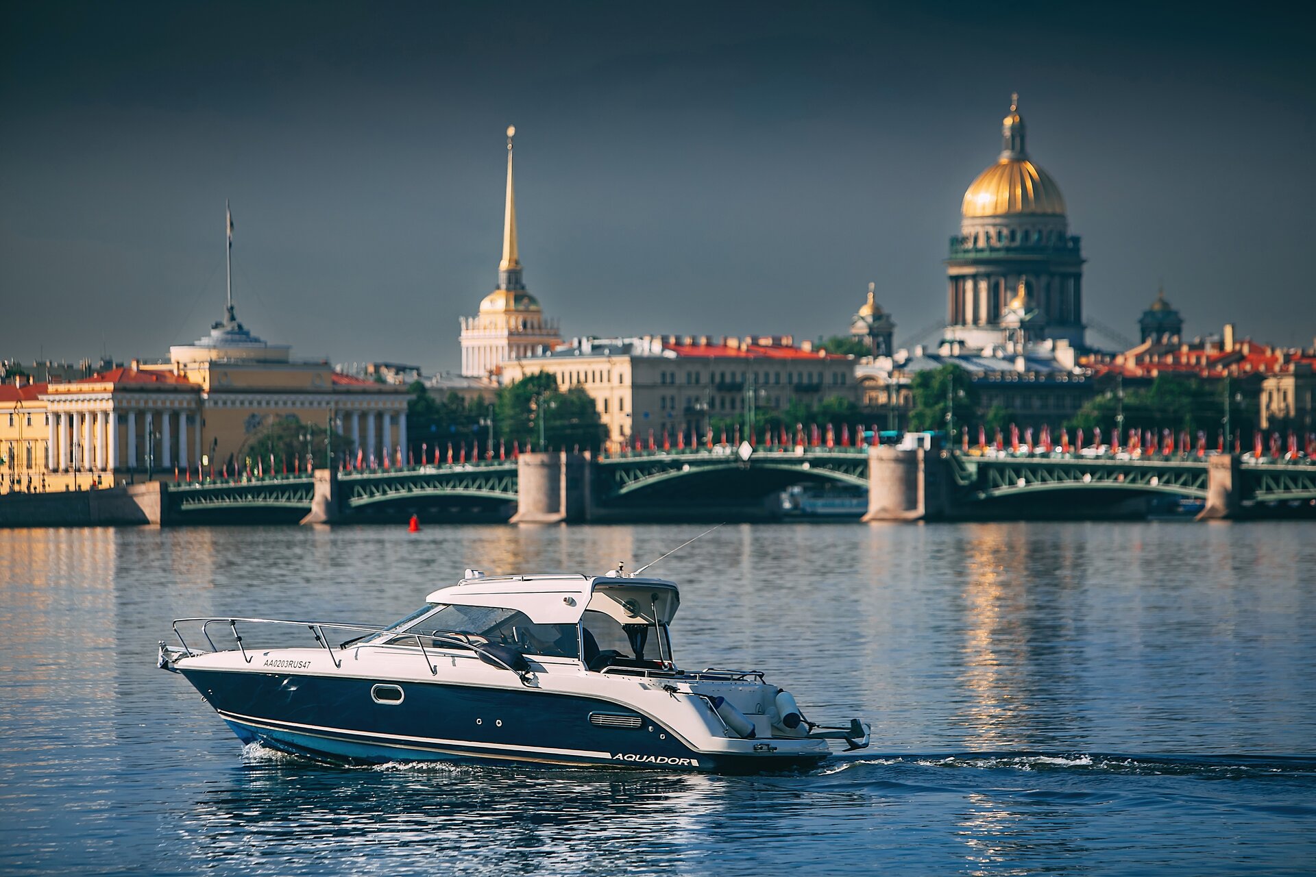 Аренда катера Аквадор (теплый катер с каютой) в СПб