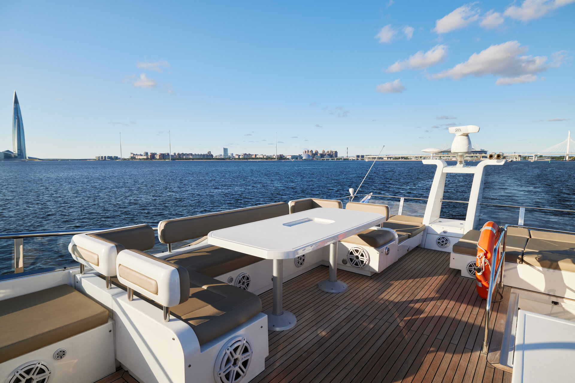 Аренда яхты Fairline 65 «Санглара» (Luxury Flight) в СПб