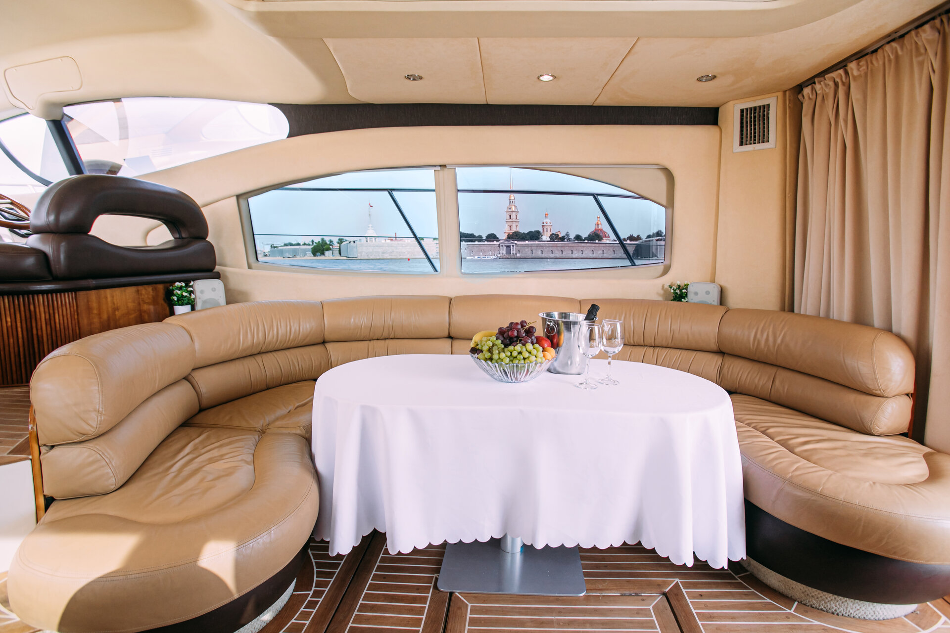 Аренда яхты Azimut 46 (итальянский стиль) в СПб