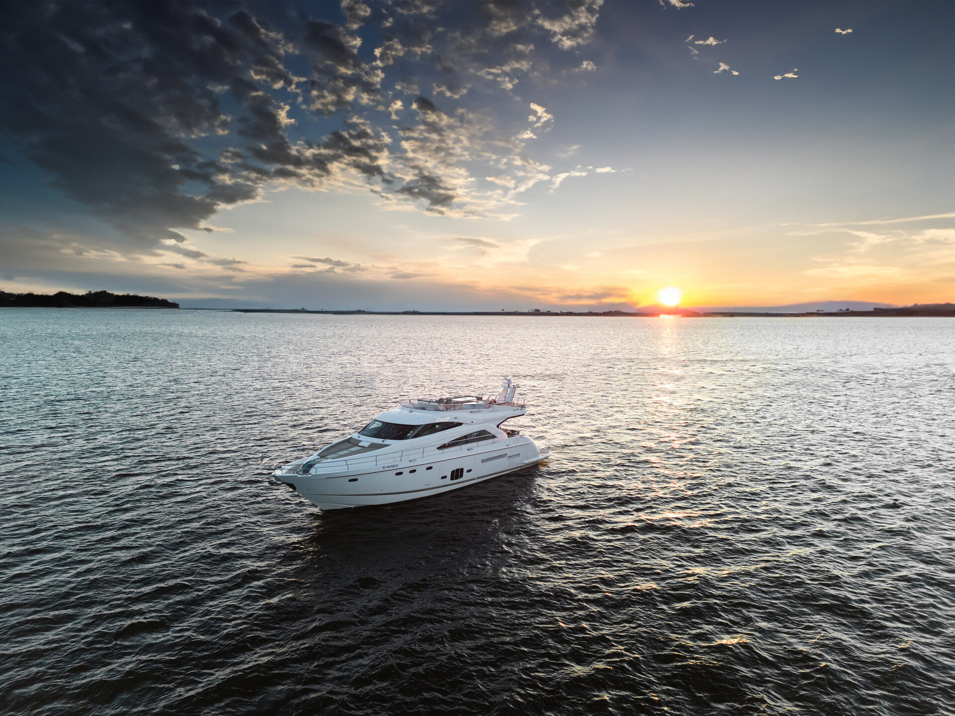 Аренда яхты Fairline 65 «Санглара» (Luxury Flight) в СПб