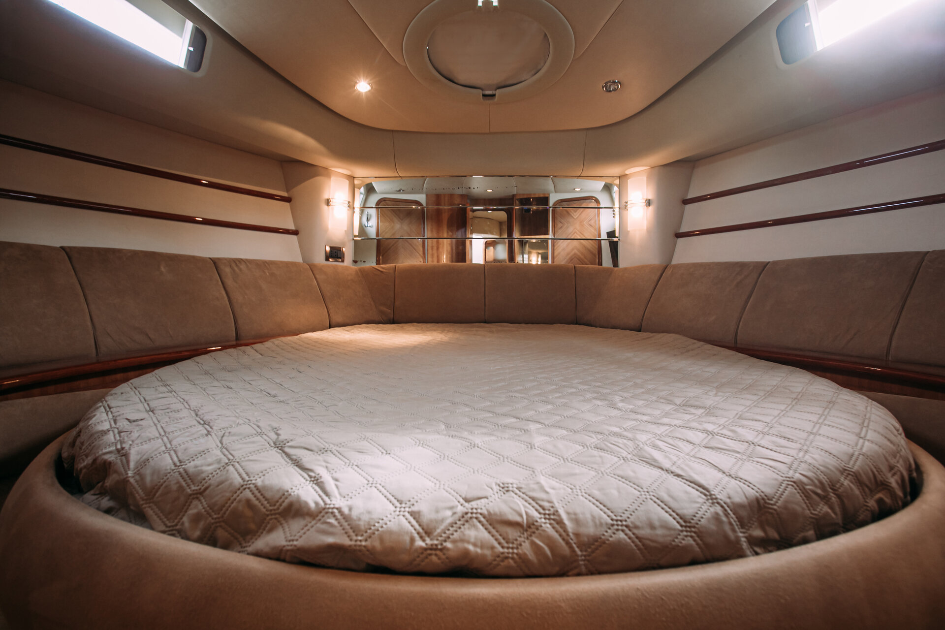 Аренда яхты Azimut 46 (итальянский стиль) в СПб