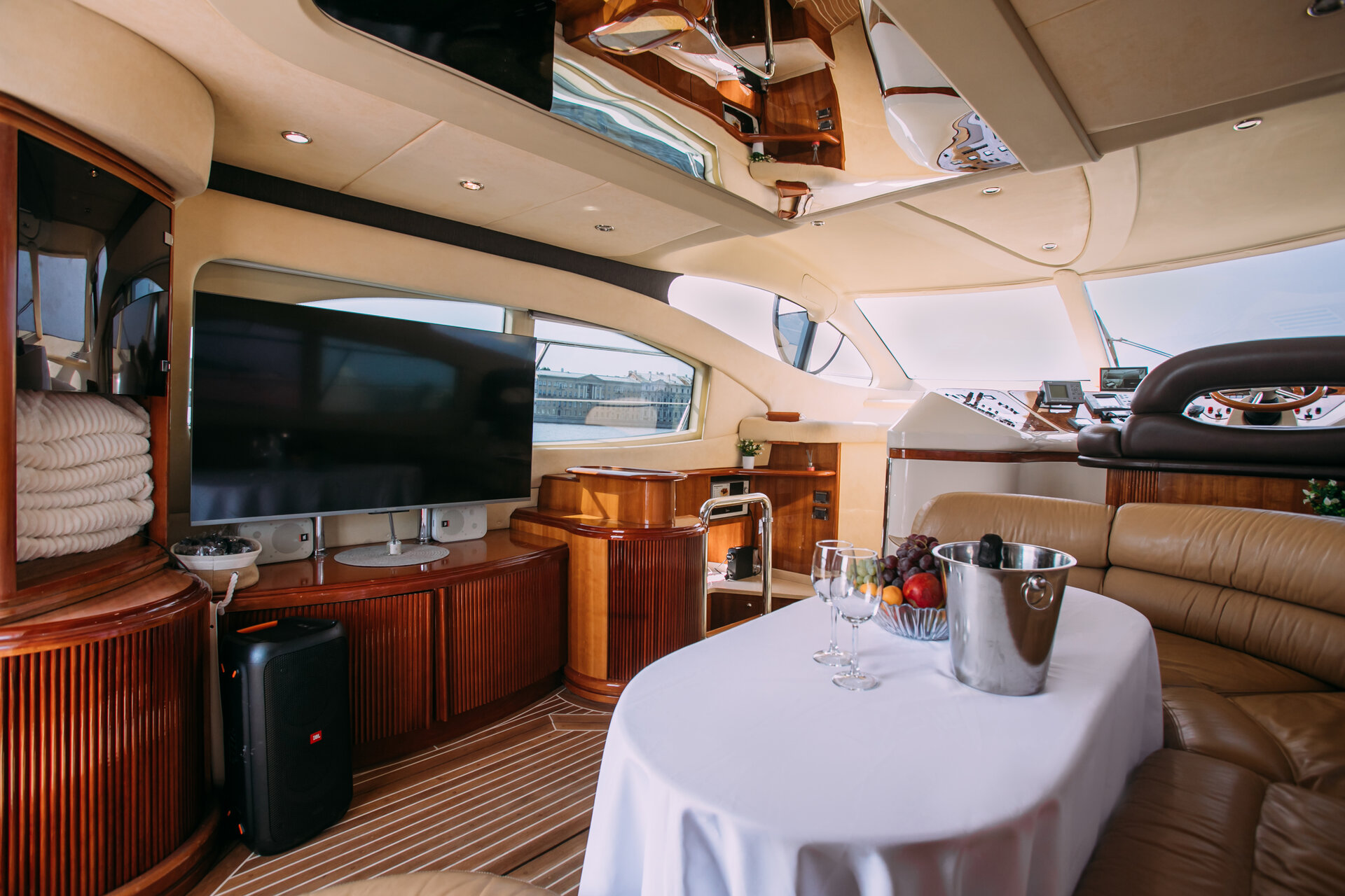 Аренда яхты Azimut 46 (итальянский стиль) в СПб