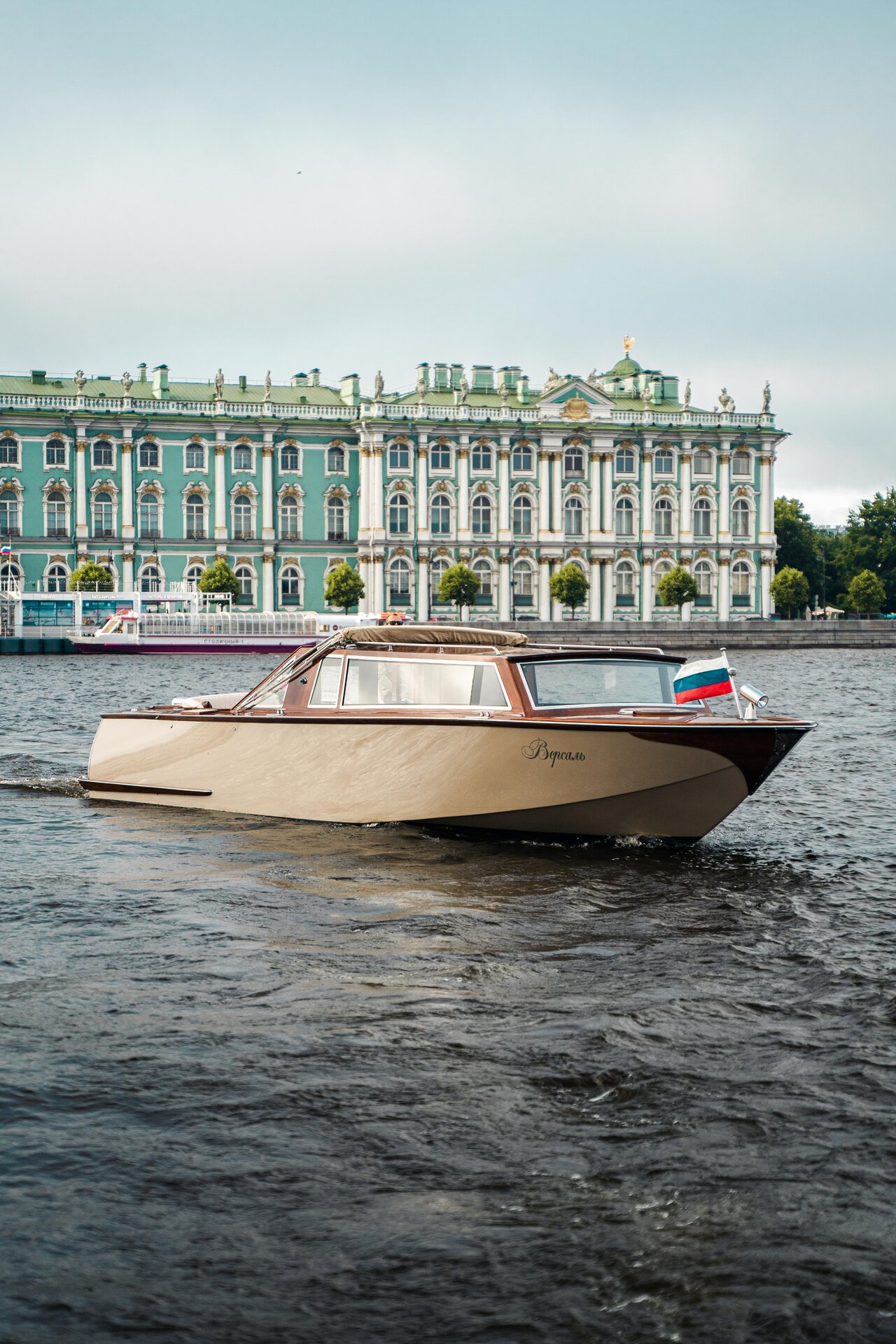 Аренда катера Версаль (панорамный катер по каналам) в СПб