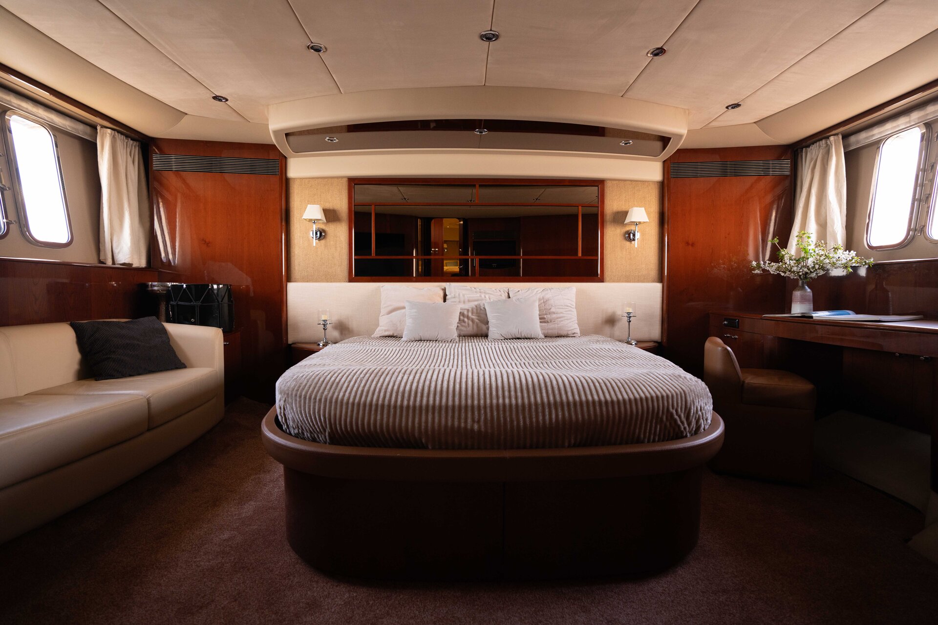 Аренда яхты Princess 68 «Alina» (16 мест) в СПб