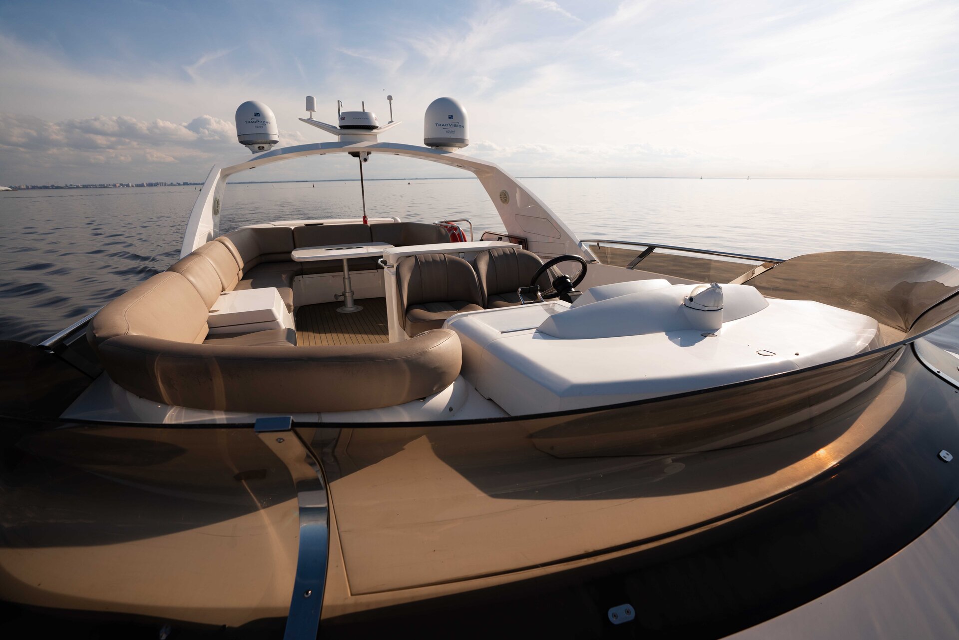 Аренда яхты Princess 68 «Alina» (16 мест) в СПб