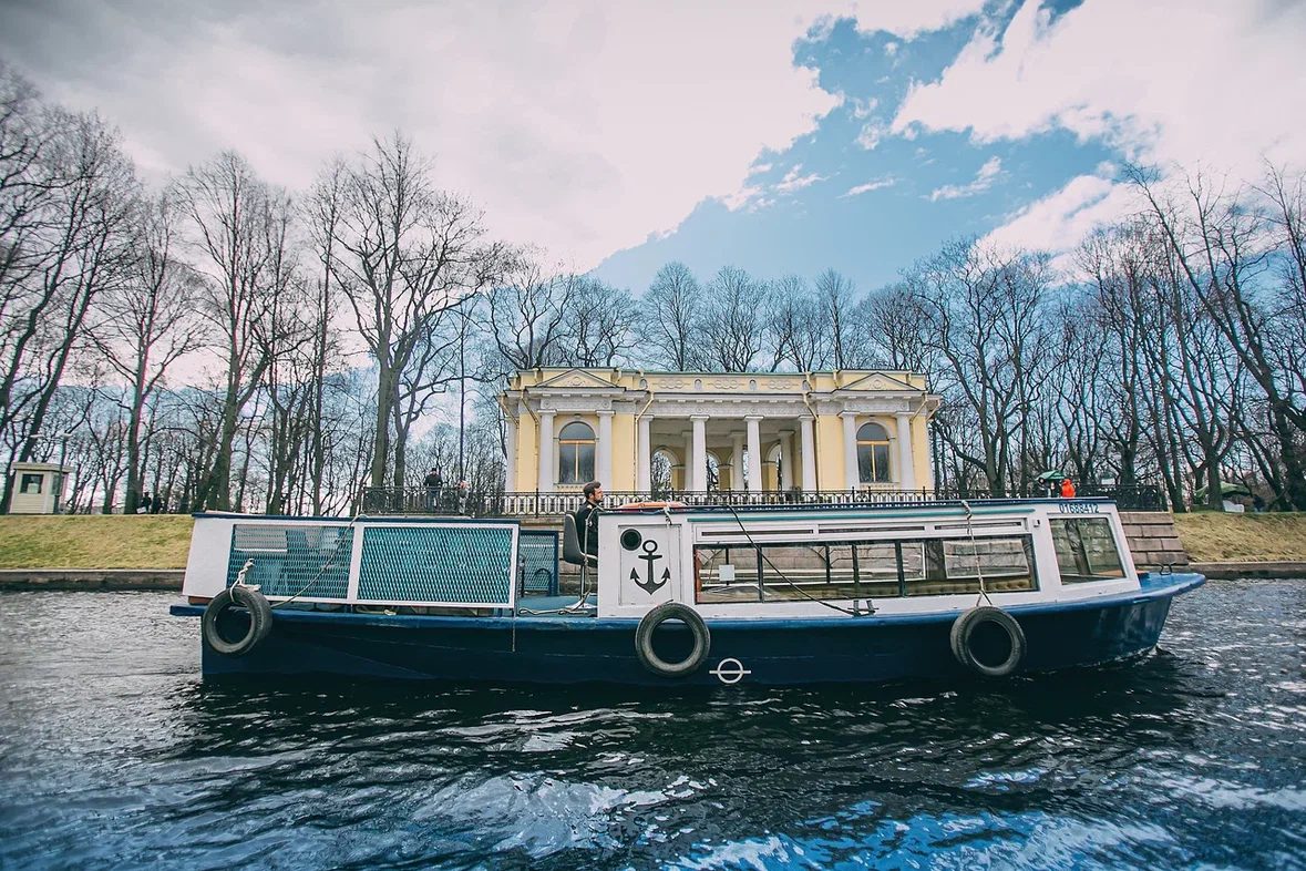 Теплоход Ижора (уютный теплоход на 11 гостей)