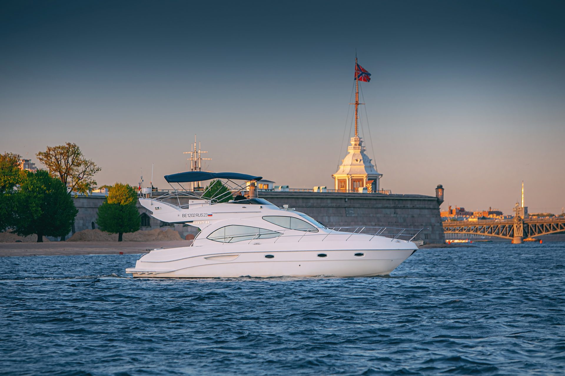 Яхта Majesty 44 (премиальная яхта с флайбриджем)