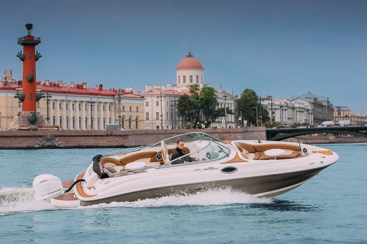 Катер Мокко (стильный катер для прогулок по Петербургу)