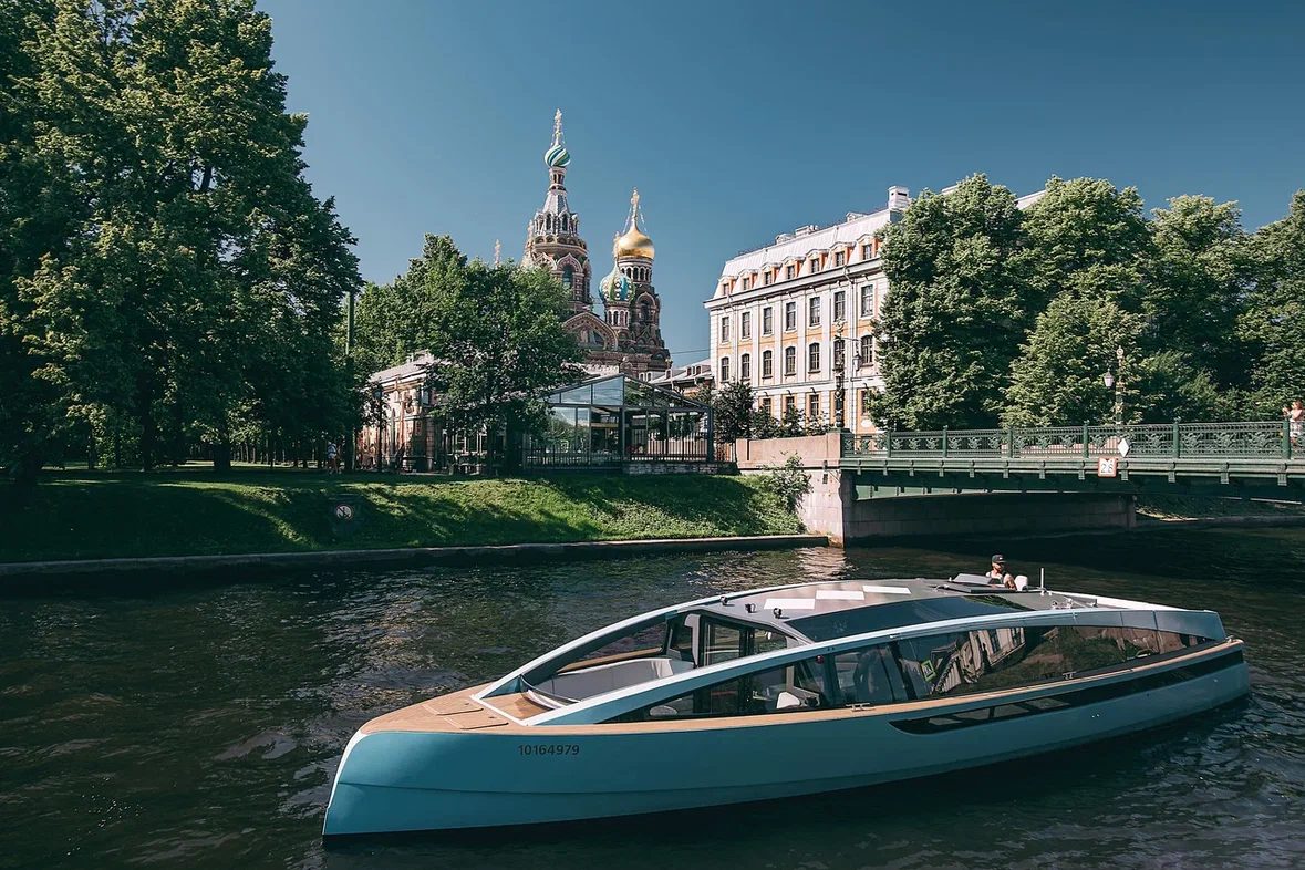 Яхта Monaco (дизайнерская Urban Yacht в центре)
