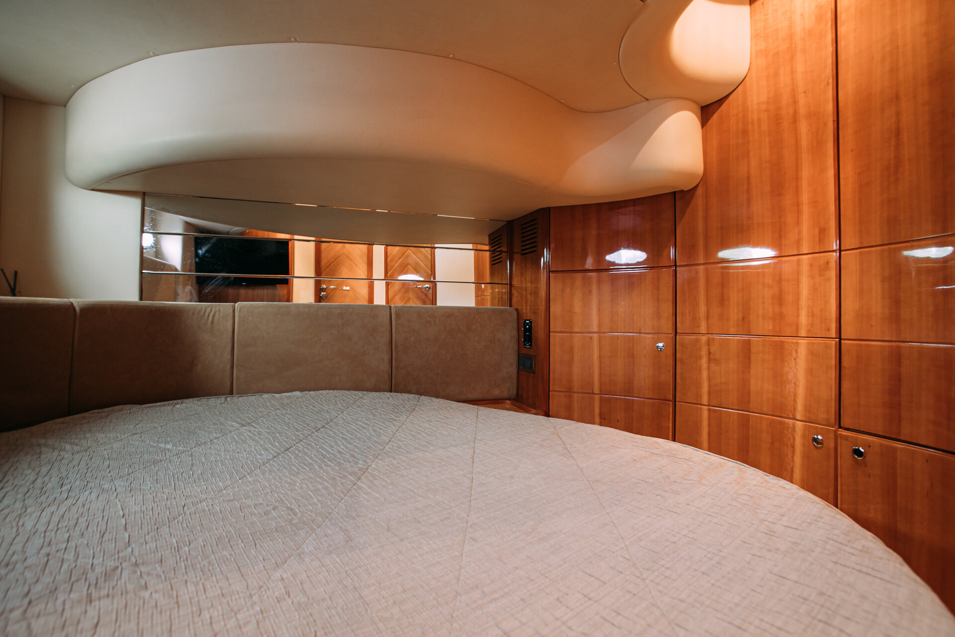 Аренда яхты Azimut 46 (итальянский стиль) в СПб