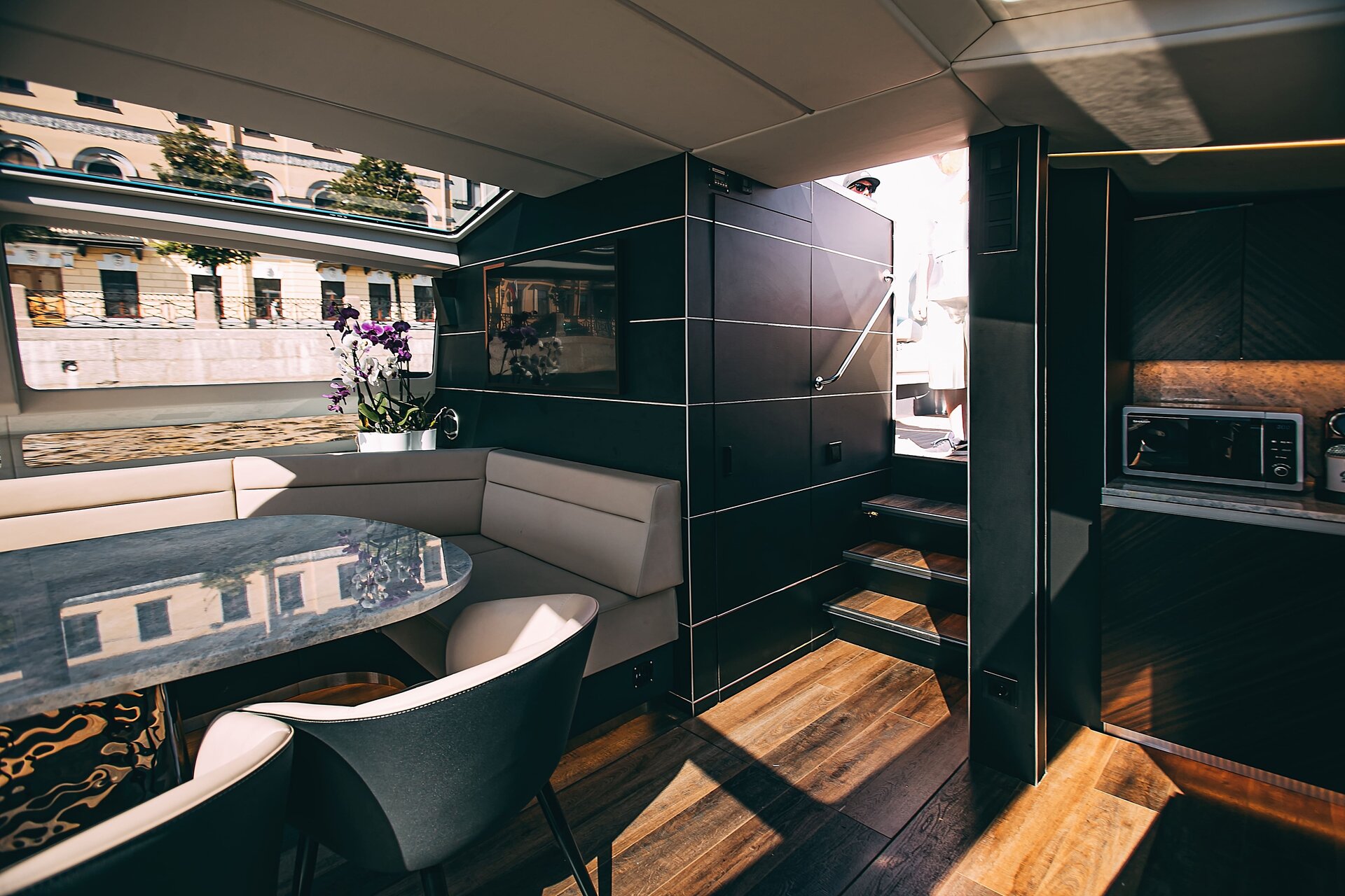 Аренда яхты Monaco (дизайнерская Urban Yacht в центре) в СПб