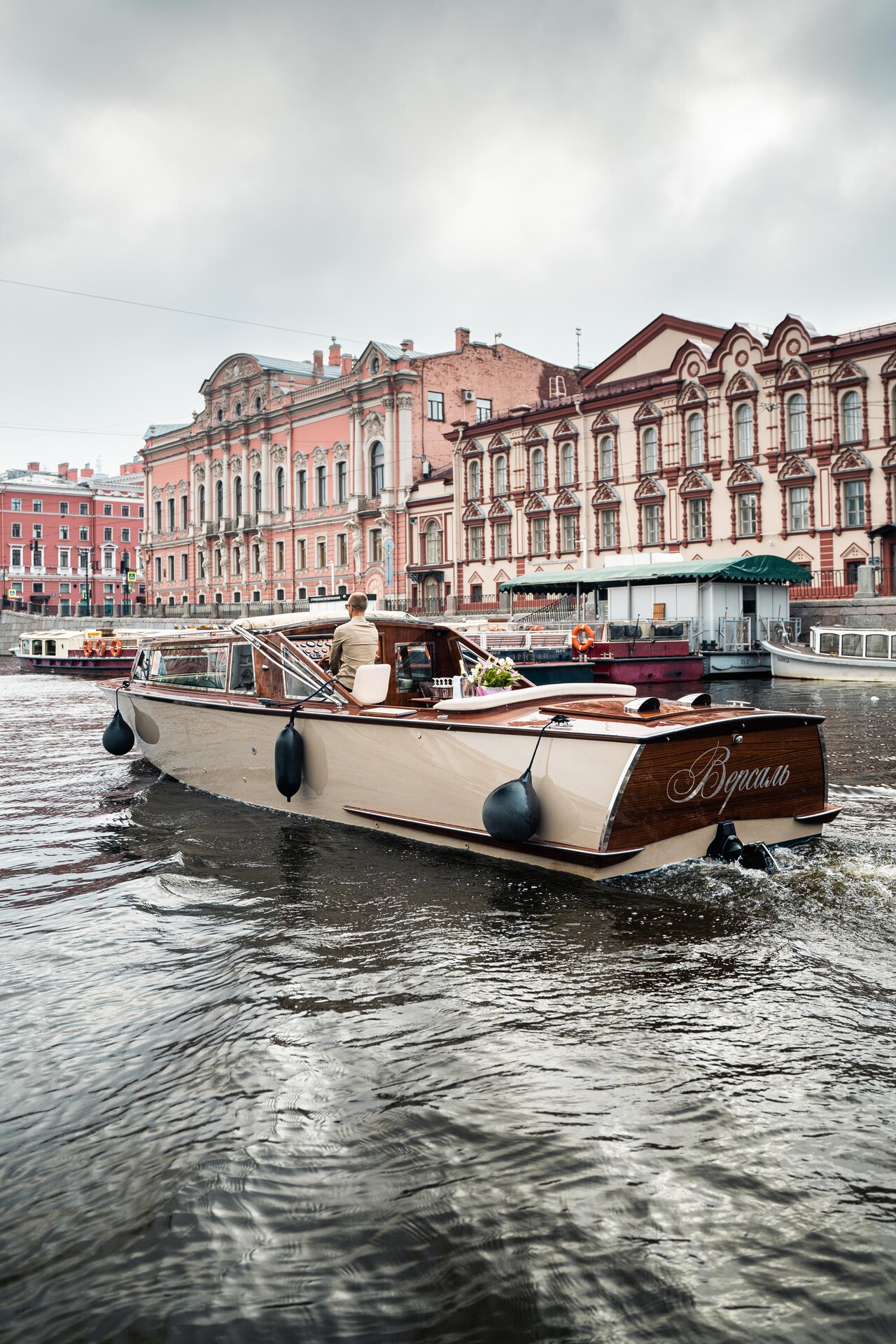 Аренда катера Версаль (панорамный катер по каналам) в СПб