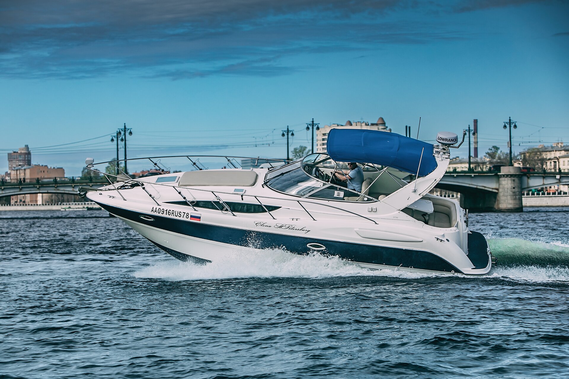 Катер Елена (Bayliner 305) — экстерьер у набережной Санкт-Петербурга