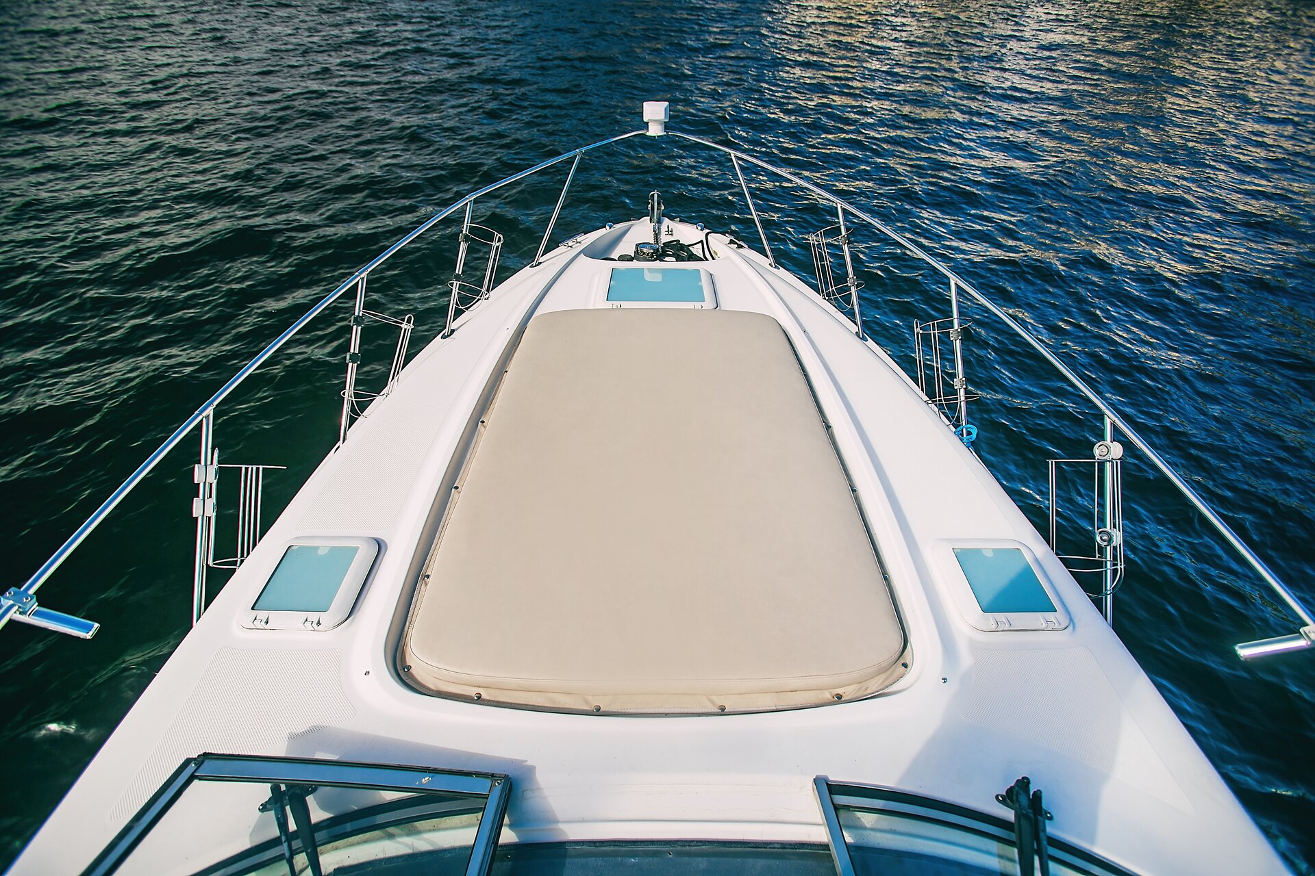 Катер Елена (Bayliner 305) — экстерьер у набережной Санкт-Петербурга