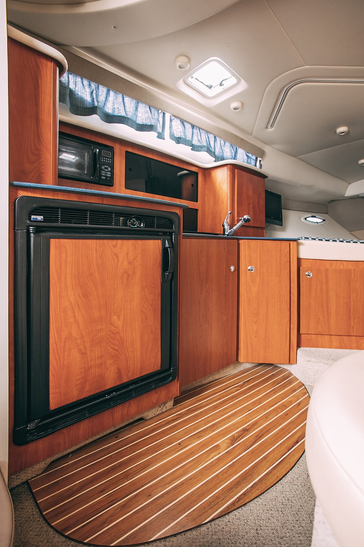 Катер Елена (Bayliner 305) — экстерьер у набережной Санкт-Петербурга