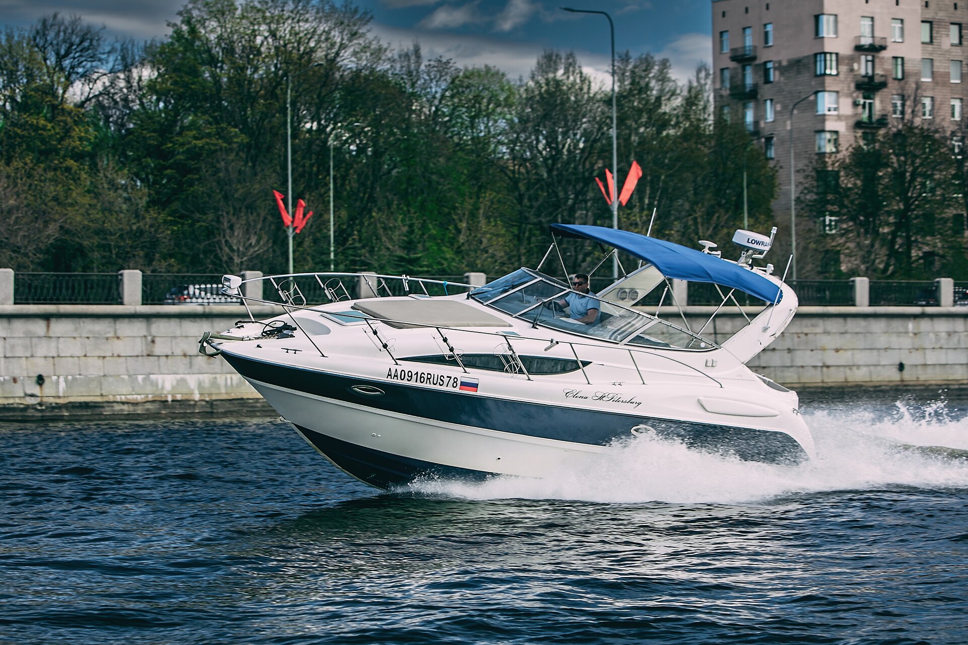 Катер Елена (Bayliner 305) — экстерьер у набережной Санкт-Петербурга