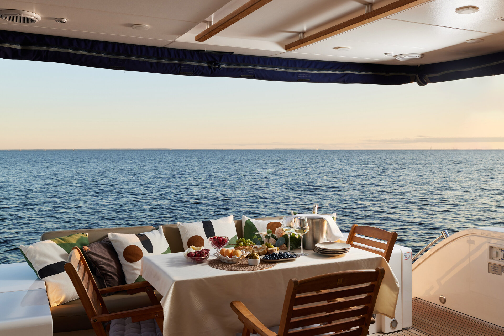 Аренда яхты Fairline 65 «Санглара» (Luxury Flight) в СПб