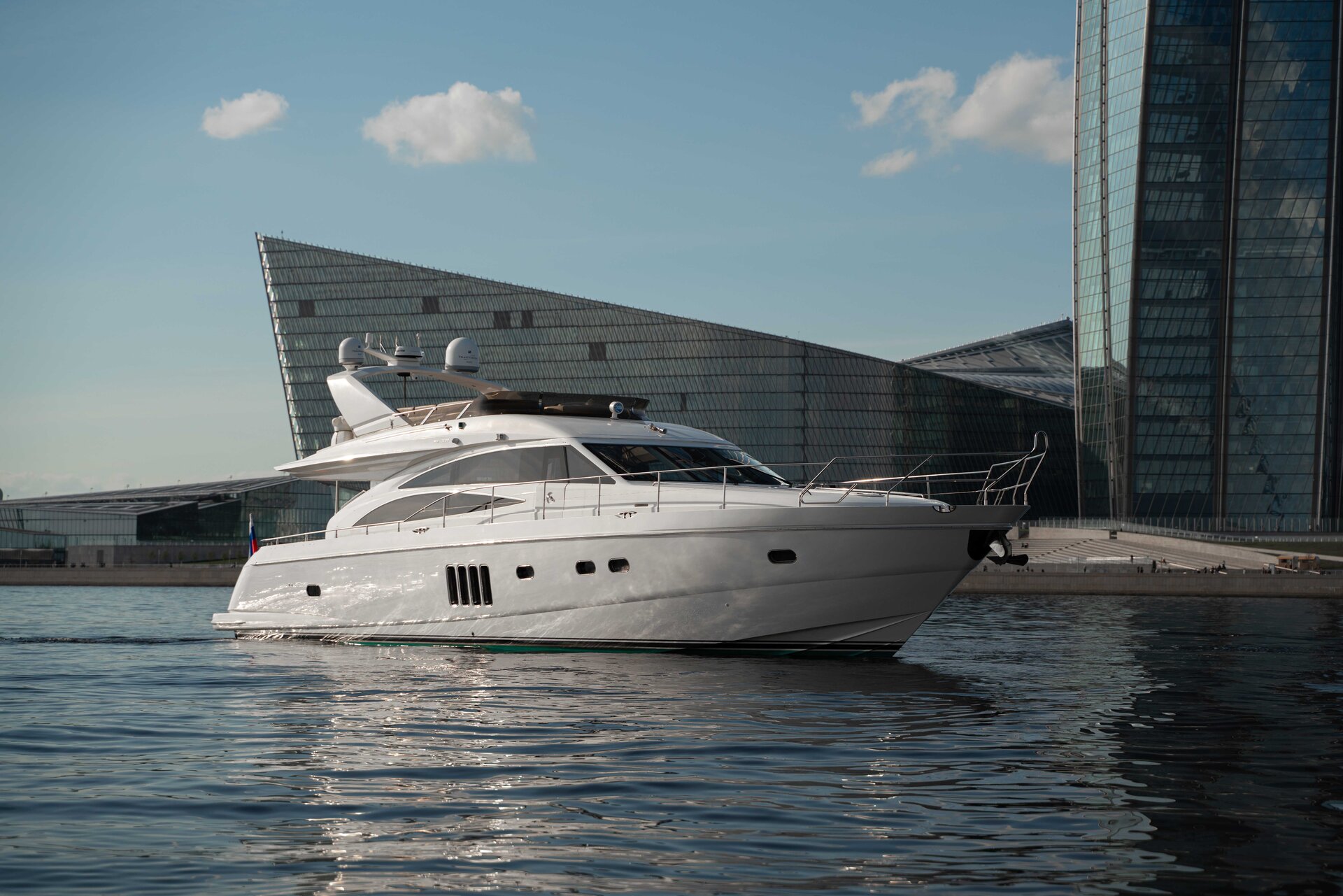 Аренда яхты Princess 68 «Alina» (16 мест) в СПб
