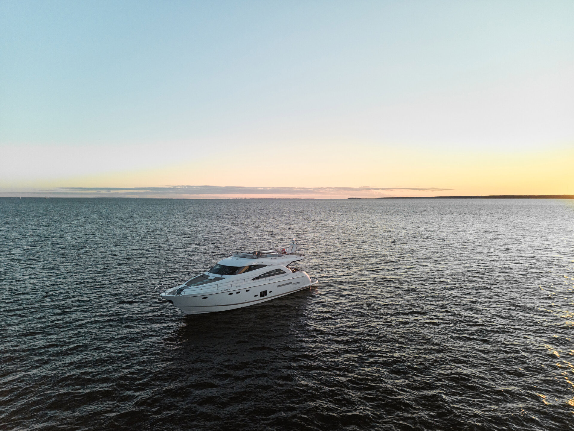 Аренда яхты Fairline 65 «Санглара» (Luxury Flight) в СПб