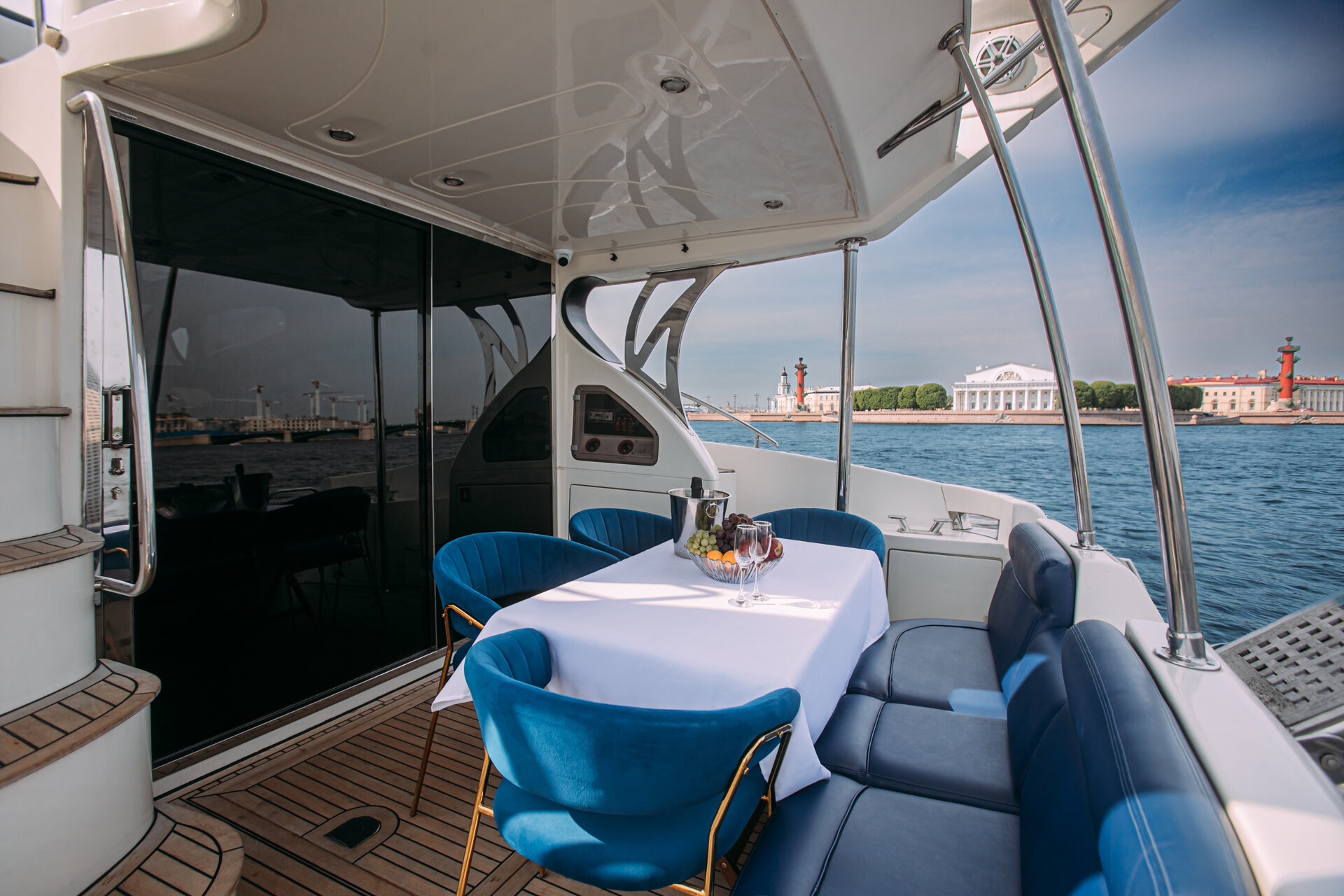 Аренда яхты Azimut 46 (итальянский стиль) в СПб