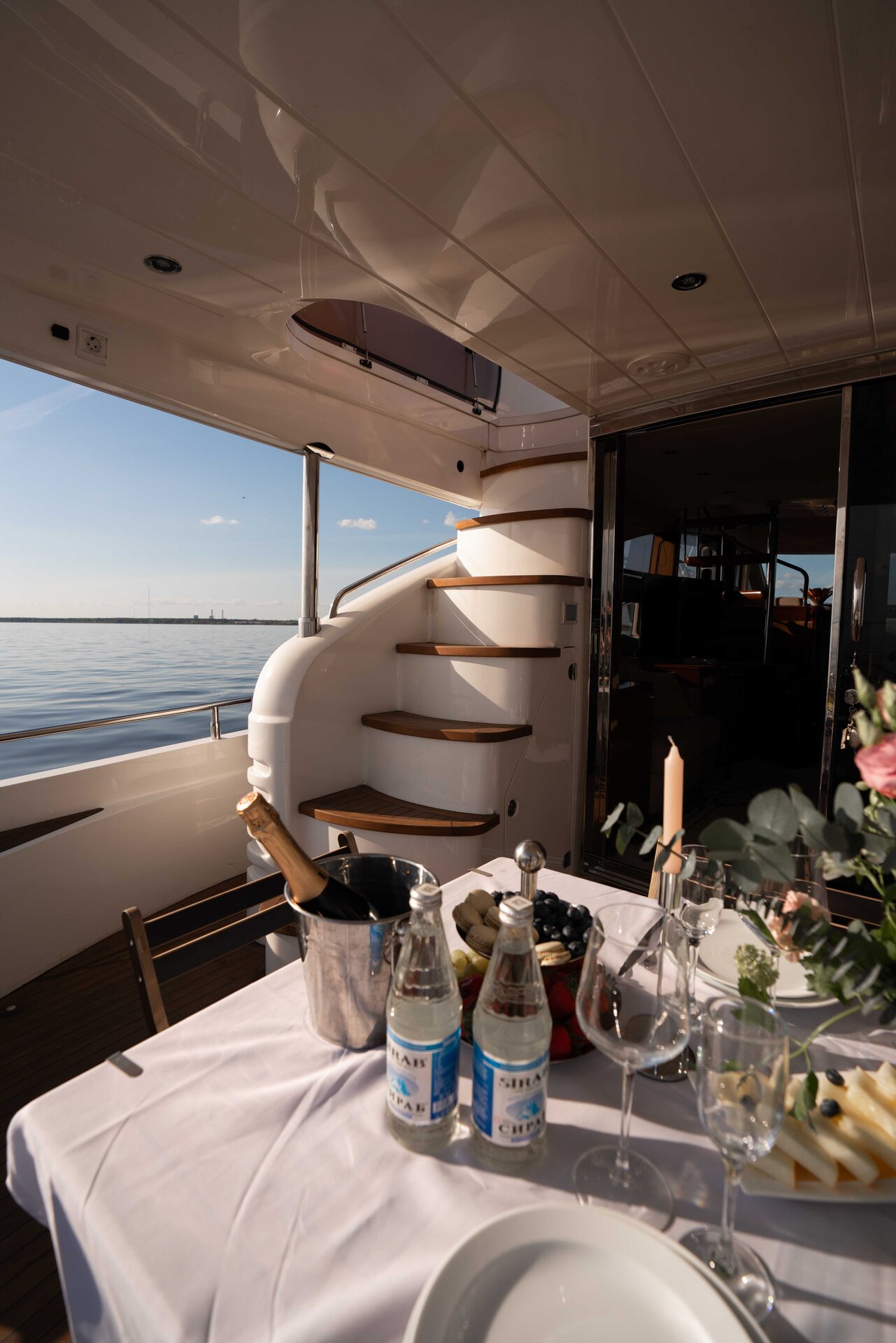 Аренда яхты Princess 68 «Alina» (16 мест) в СПб
