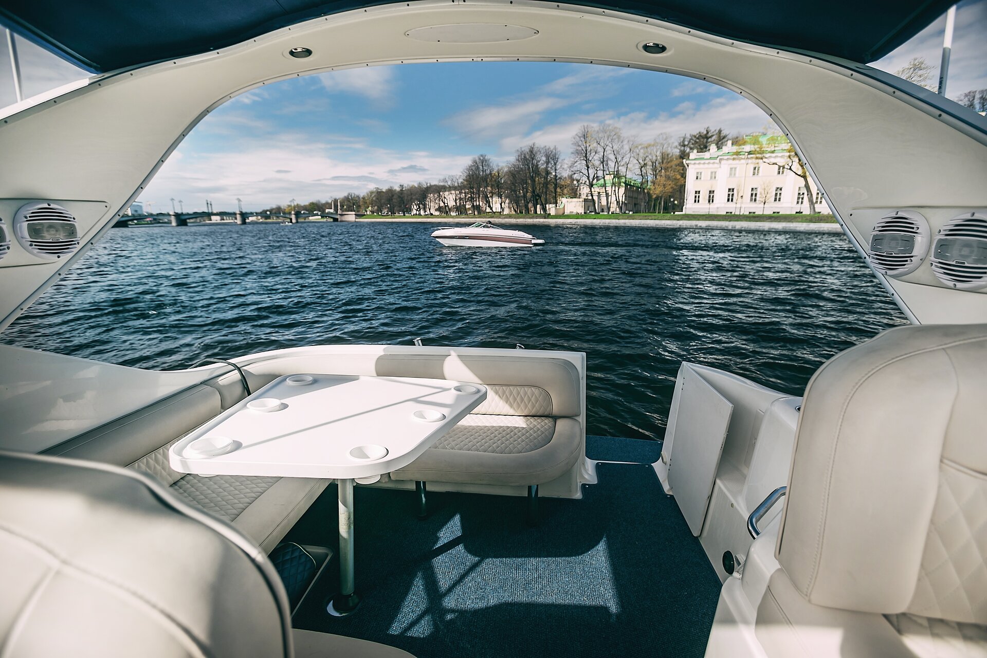 Катер Елена (Bayliner 305) — экстерьер у набережной Санкт-Петербурга