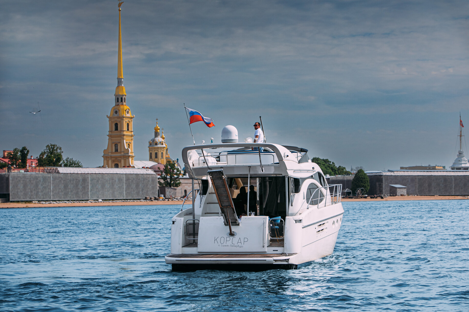 Аренда яхты Azimut 46 (итальянский стиль) в СПб