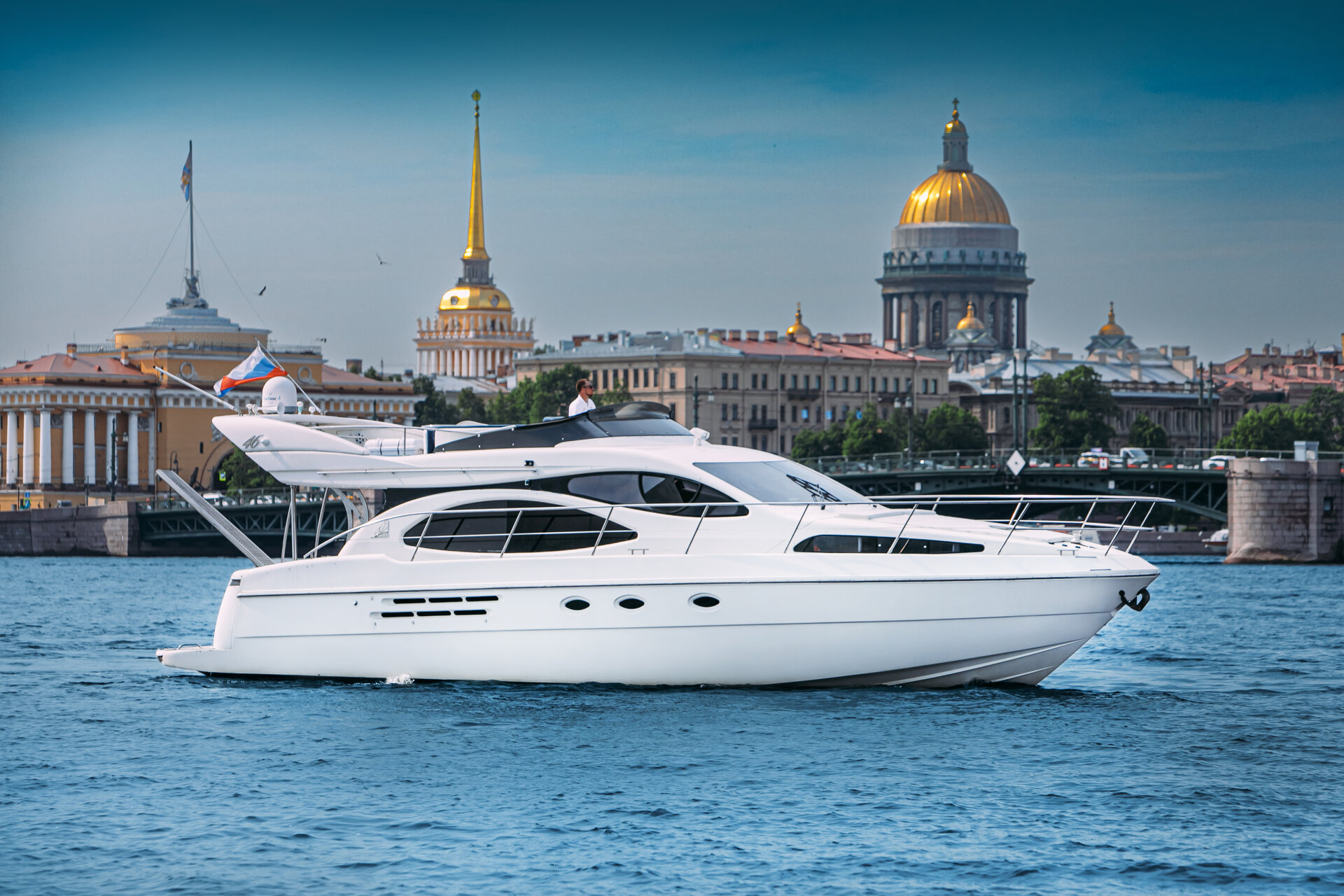 Аренда яхты Azimut 46 (итальянский стиль) в СПб