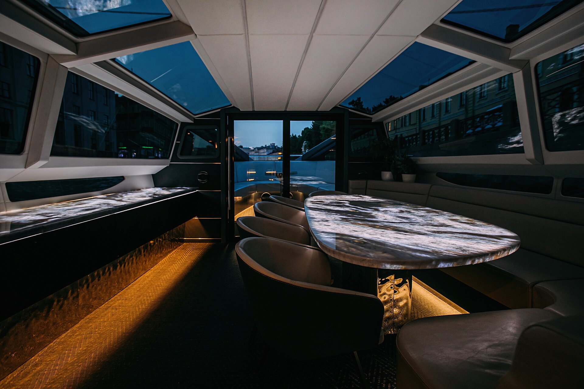 Аренда яхты Monaco (дизайнерская Urban Yacht в центре) в СПб