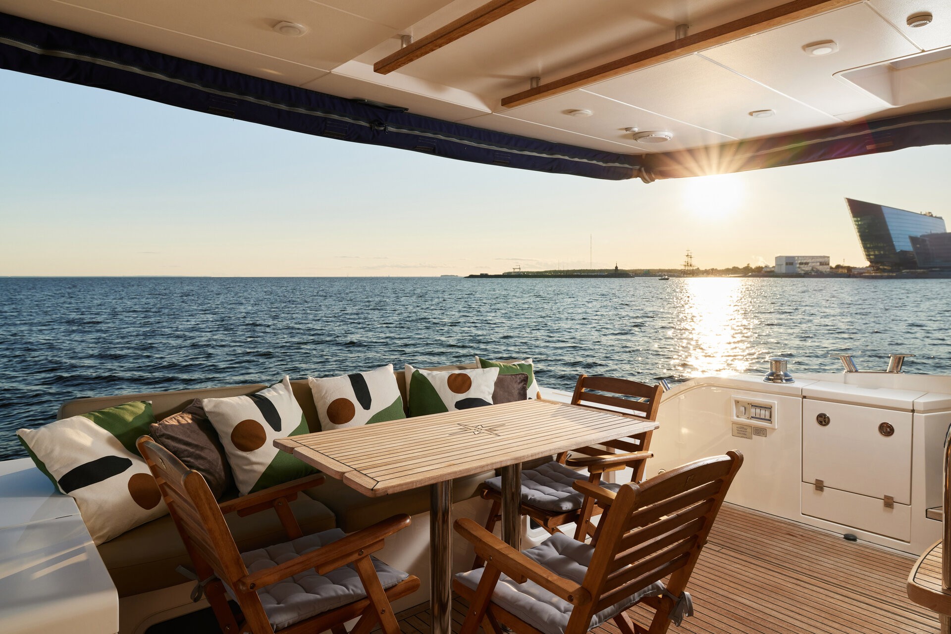 Аренда яхты Fairline 65 «Санглара» (Luxury Flight) в СПб