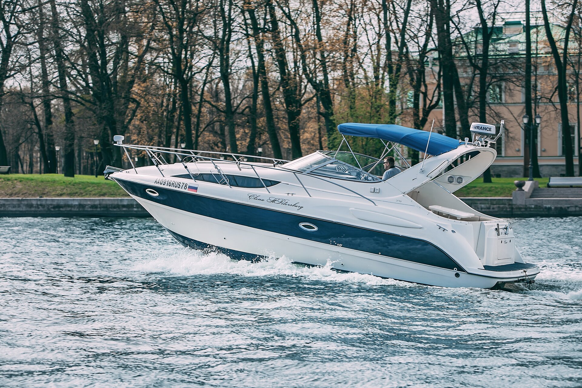 Катер Елена (Bayliner 305) — экстерьер у набережной Санкт-Петербурга