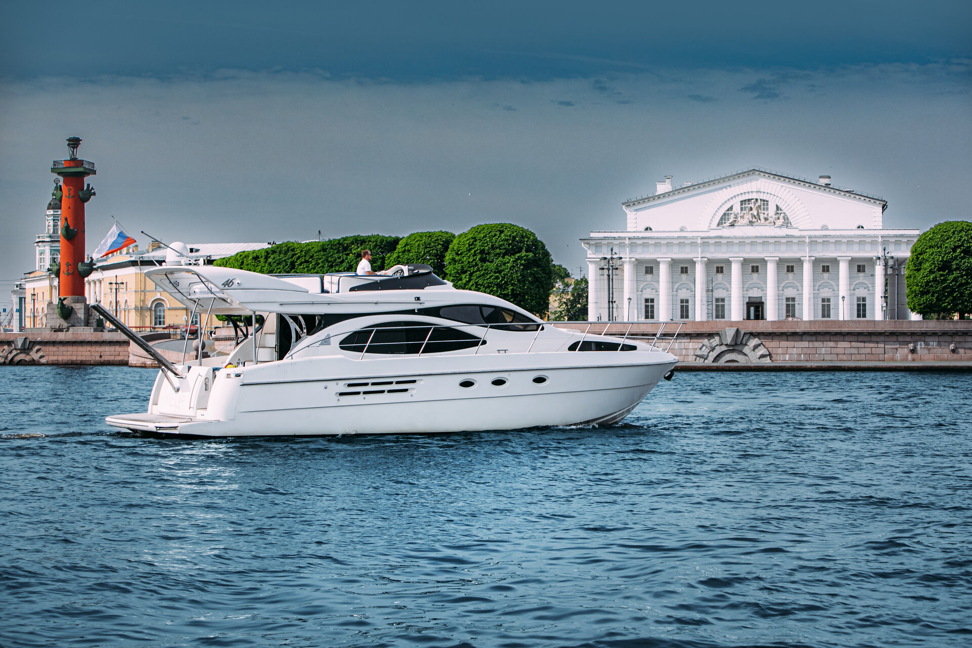 Аренда яхты Azimut 46 (итальянский стиль) в СПб