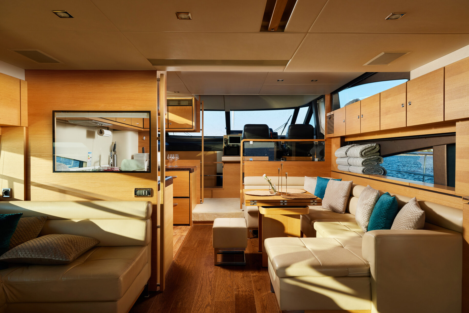 Аренда яхты Fairline 65 «Санглара» (Luxury Flight) в СПб