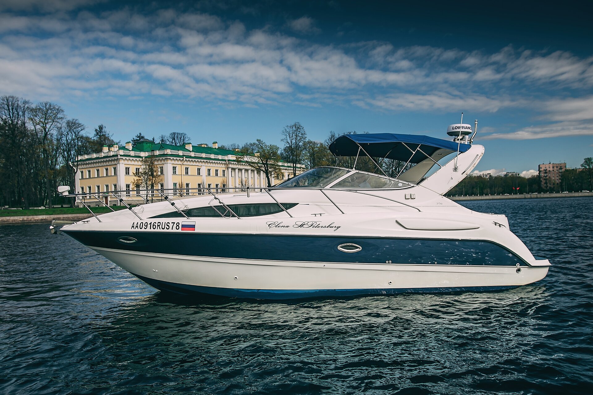 Катер Елена (Bayliner 305) — экстерьер у набережной Санкт-Петербурга