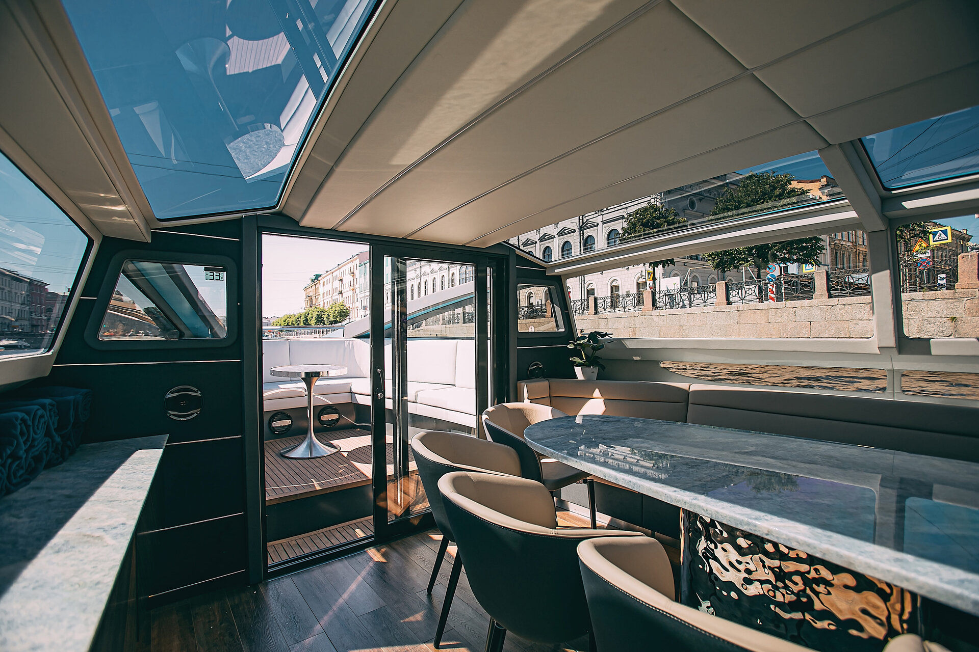Аренда яхты Monaco (дизайнерская Urban Yacht в центре) в СПб