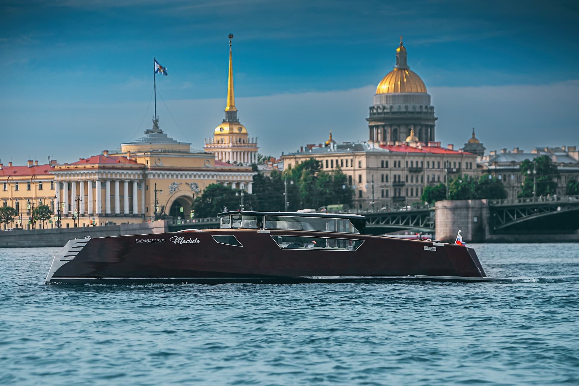 Панорамный вид с носовой части катера Мачете