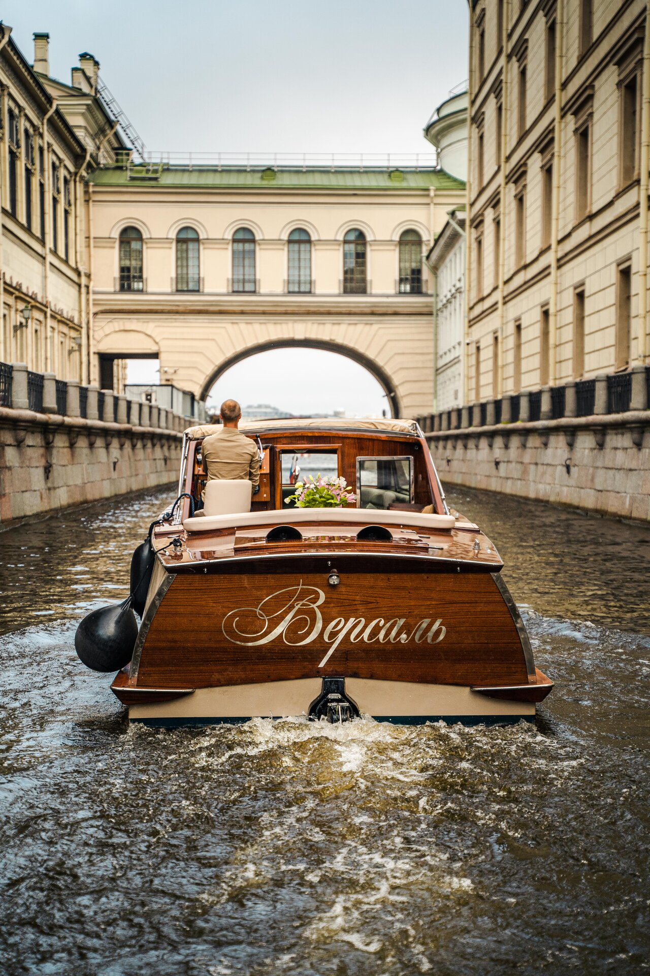 Аренда катера Версаль (панорамный катер по каналам) в СПб