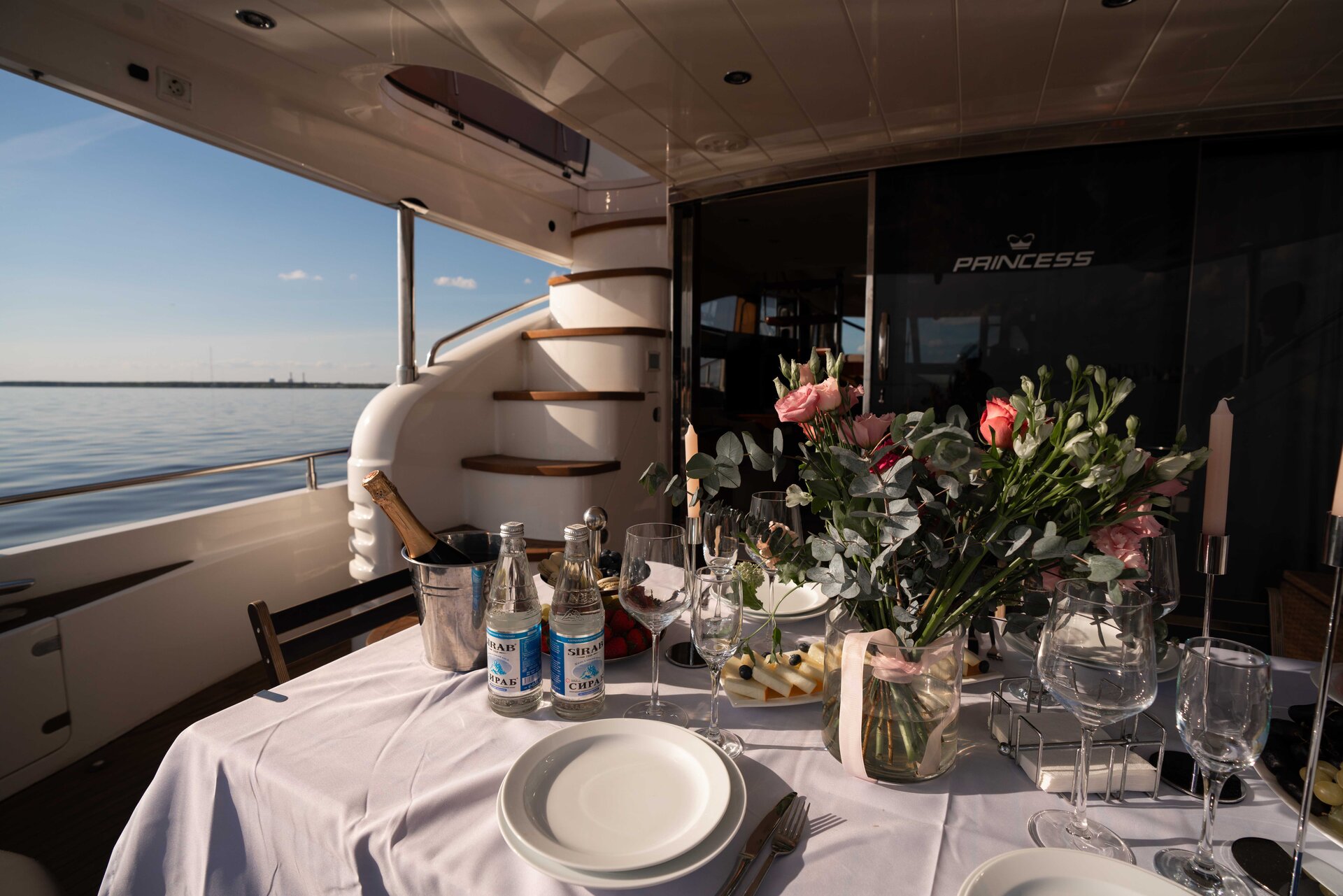 Аренда яхты Princess 68 «Alina» (16 мест) в СПб