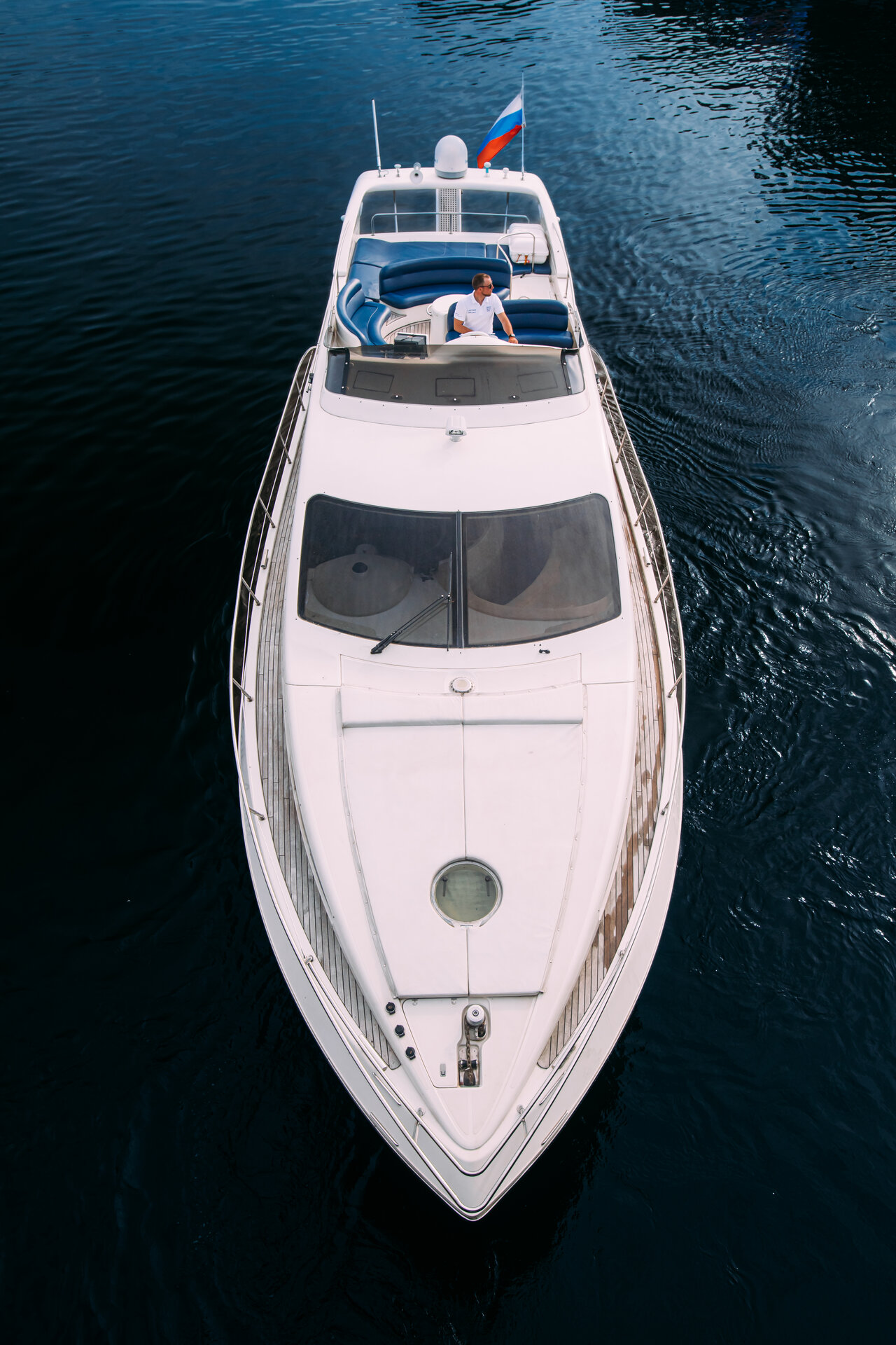 Аренда яхты Azimut 46 (итальянский стиль) в СПб