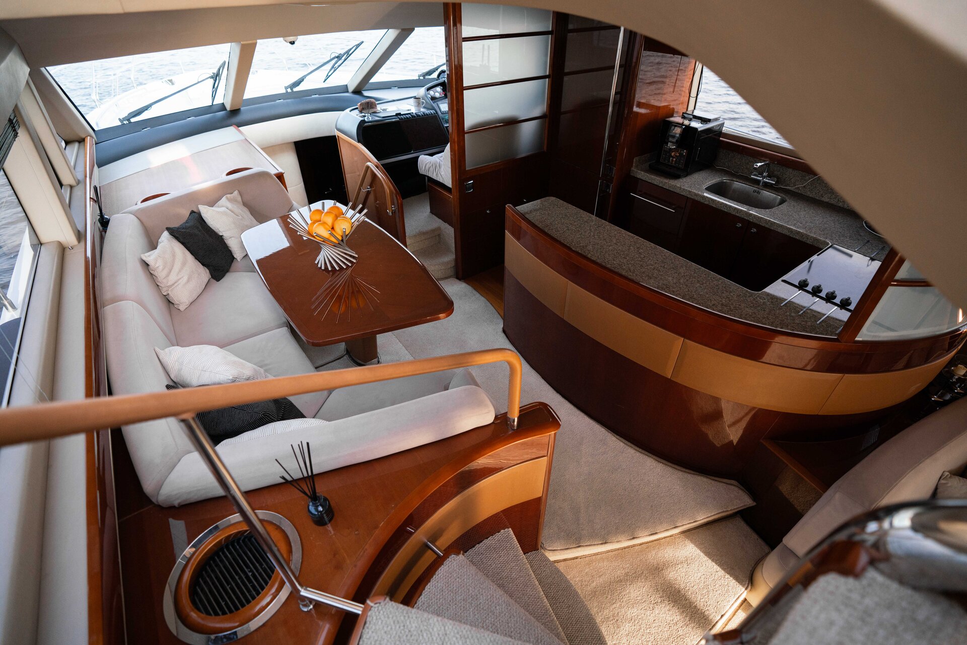 Аренда яхты Princess 68 «Alina» (16 мест) в СПб