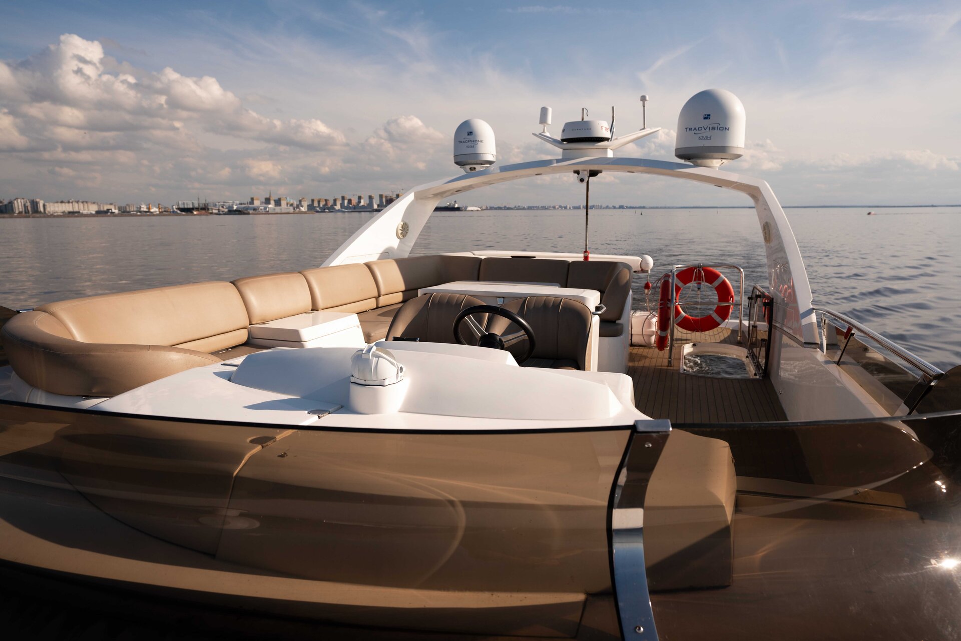 Аренда яхты Princess 68 «Alina» (16 мест) в СПб