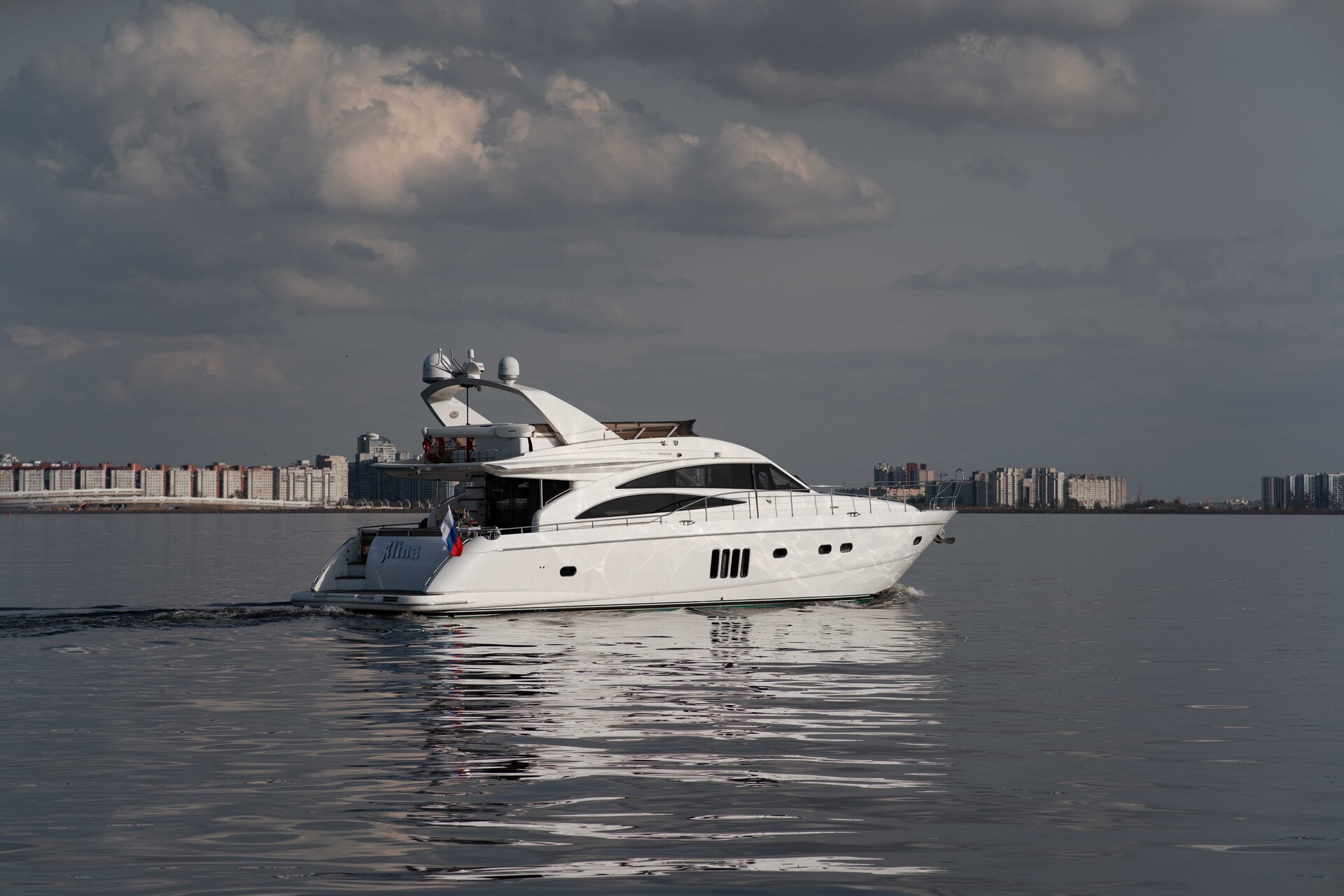 Аренда яхты Princess 68 «Alina» (16 мест) в СПб