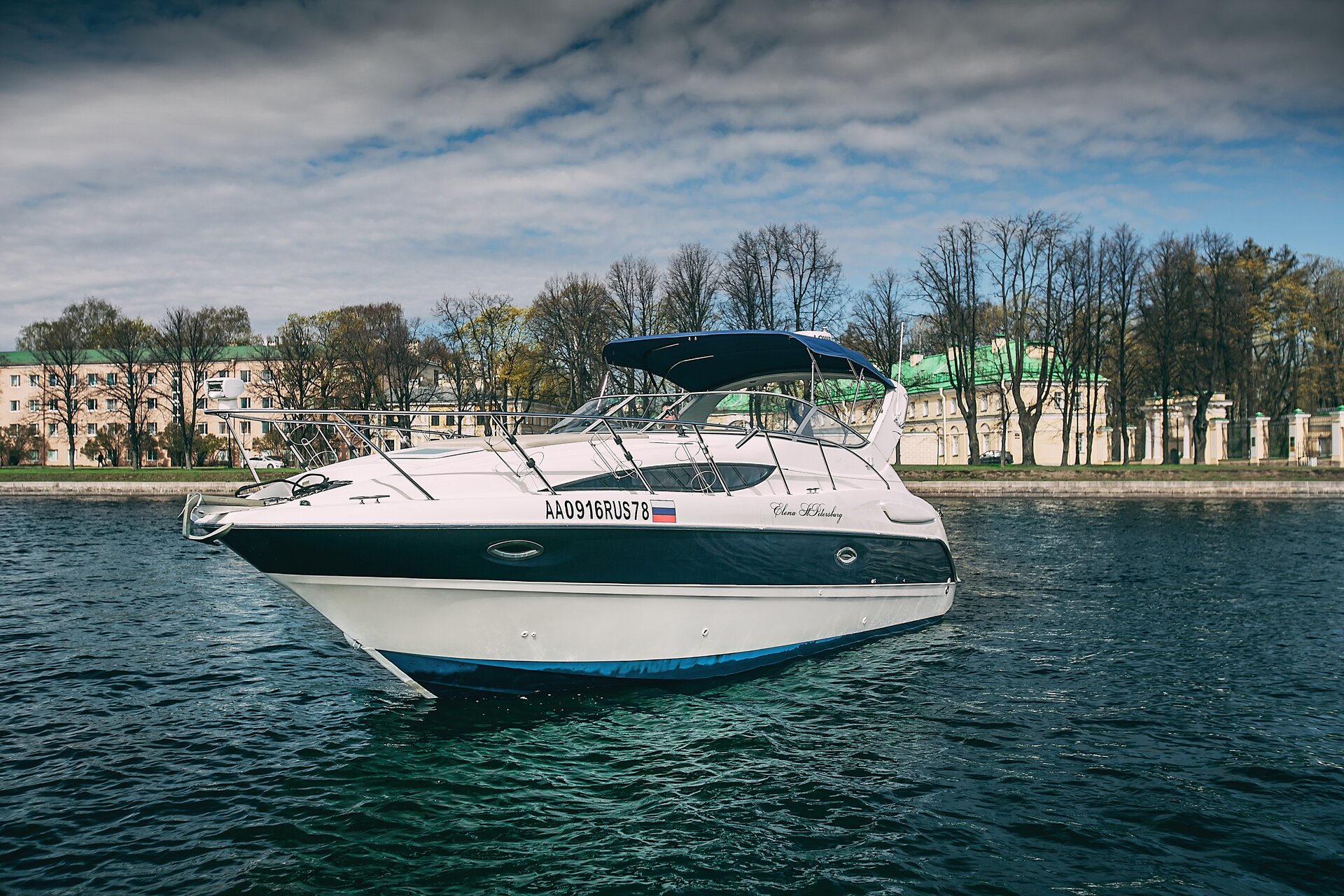 Катер Елена (Bayliner 305) — экстерьер у набережной Санкт-Петербурга