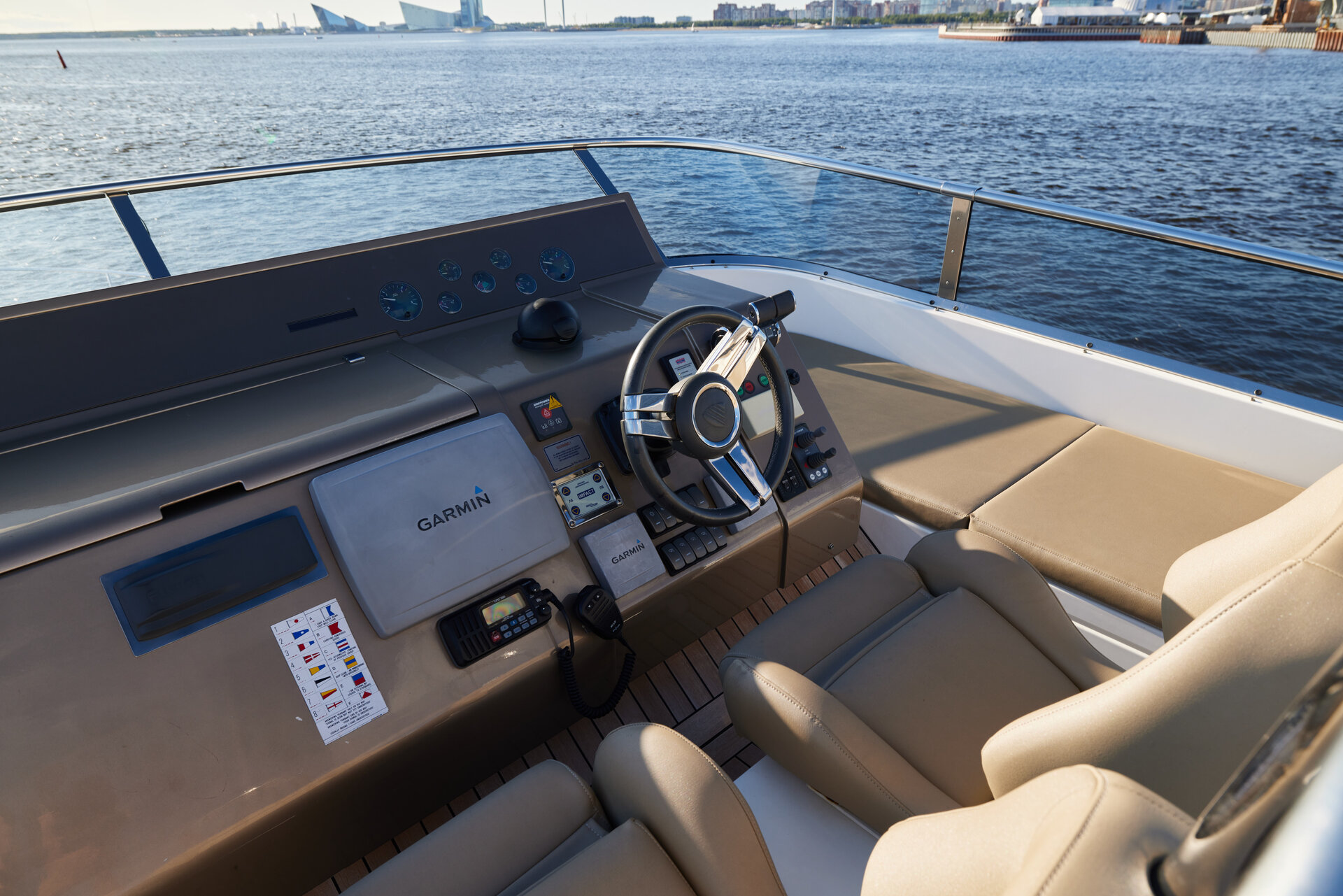 Аренда яхты Fairline 65 «Санглара» (Luxury Flight) в СПб